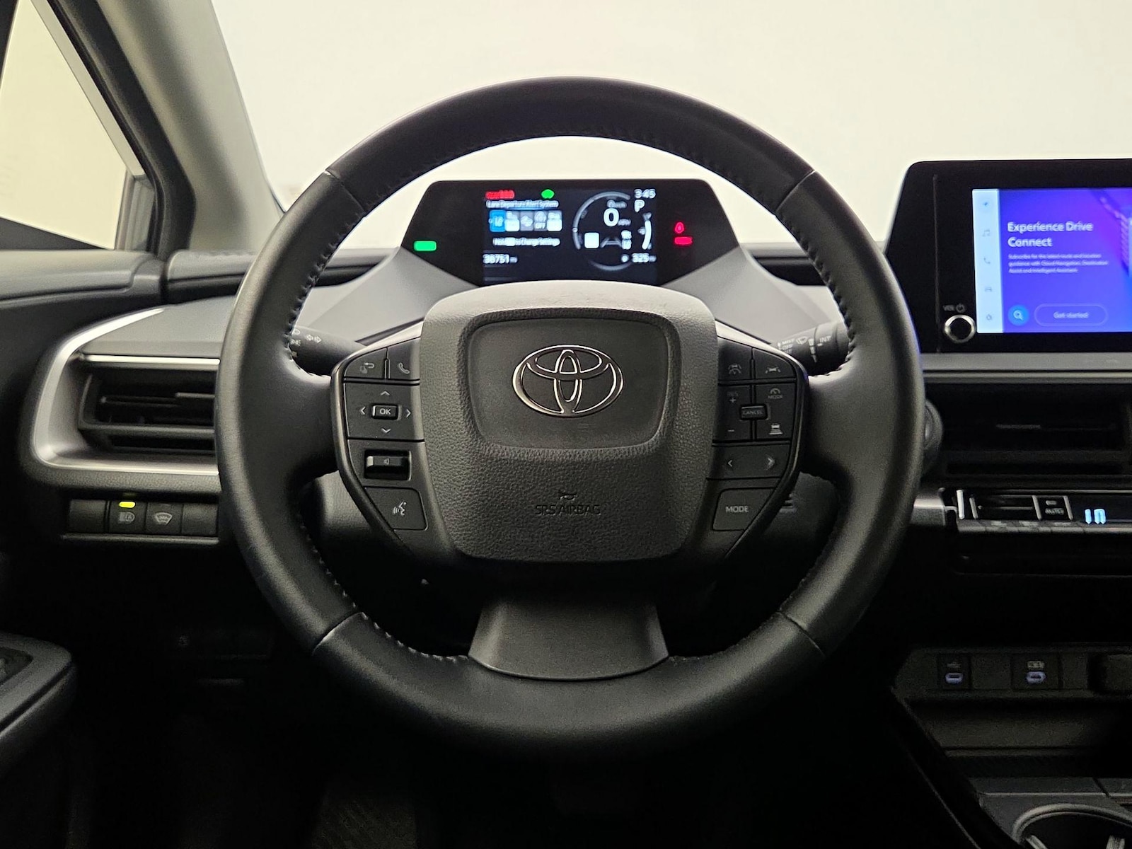 2025 Toyota Prius LE - Photo 11