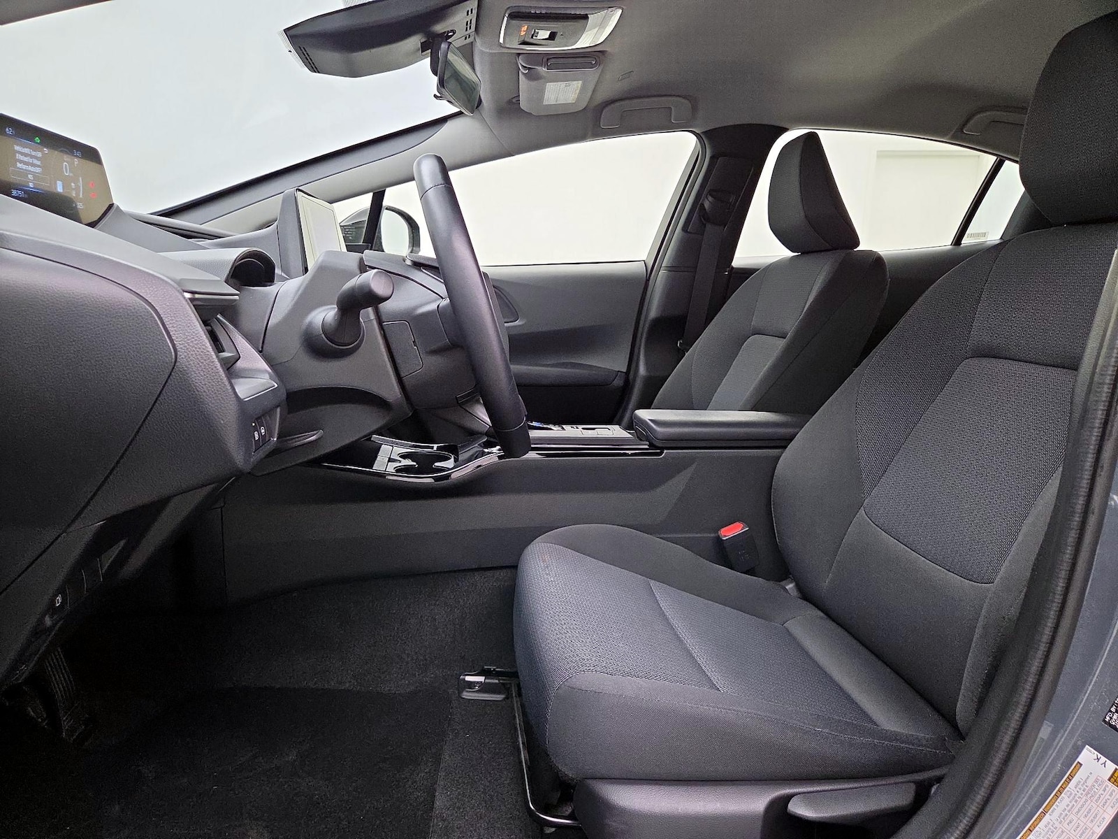 2025 Toyota Prius LE - Photo 12