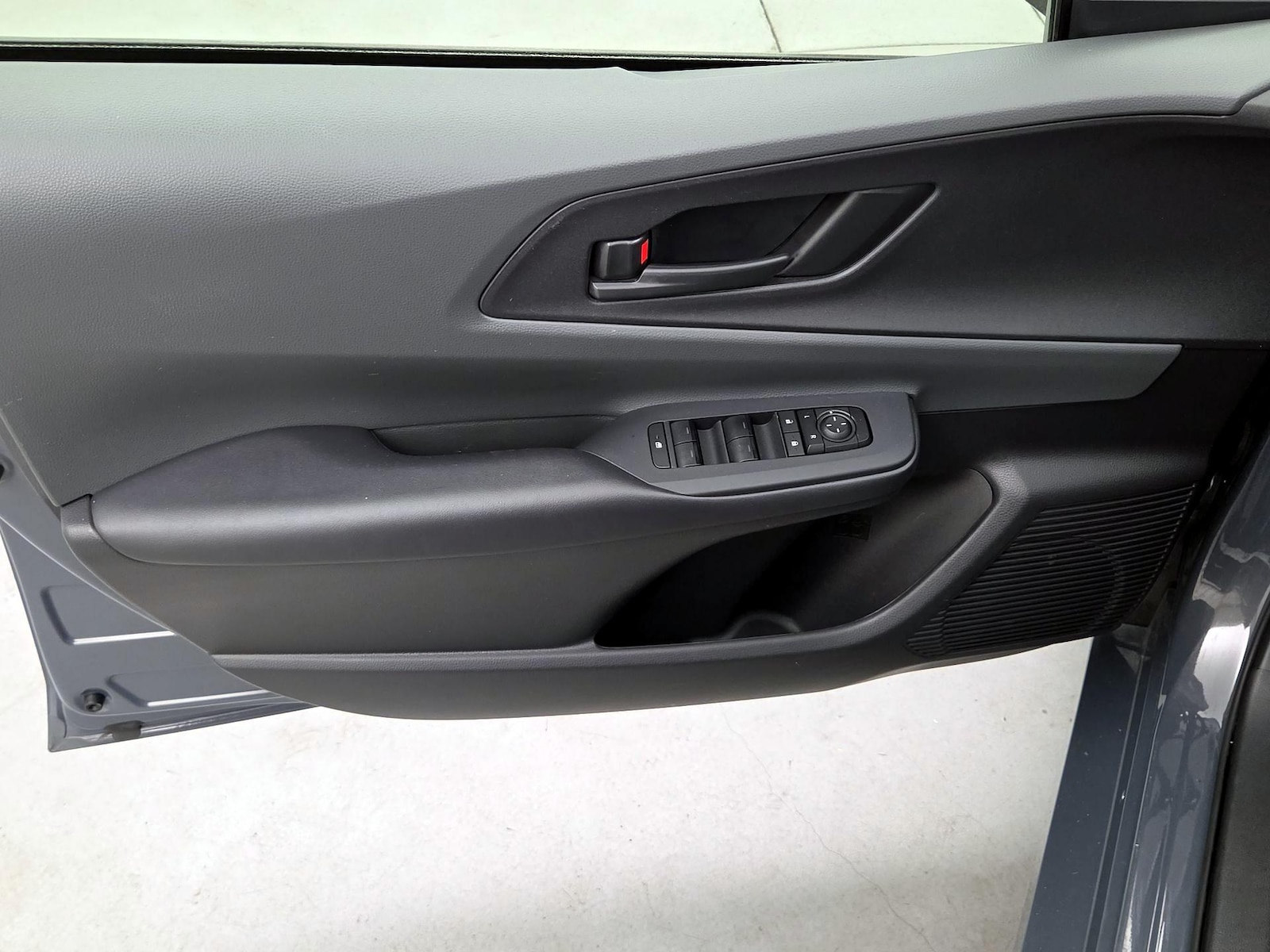 2025 Toyota Prius LE - Photo 13