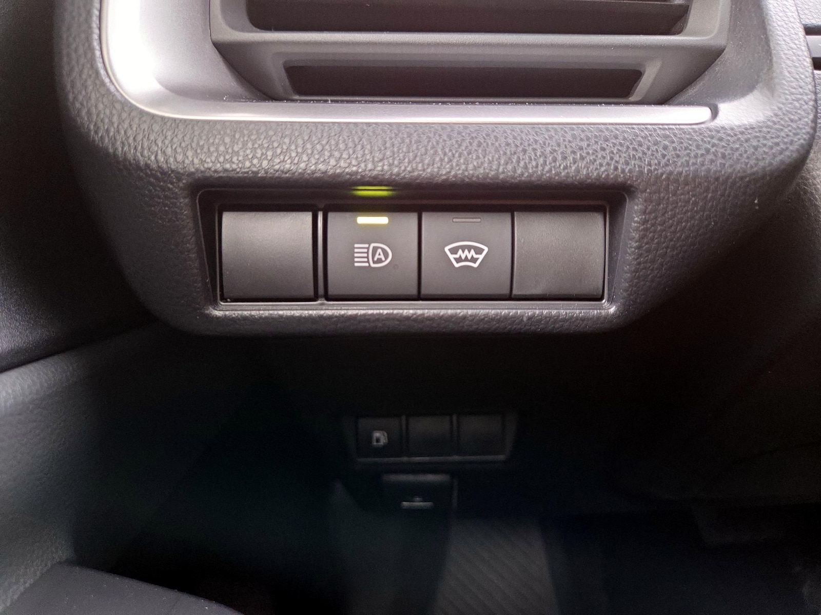 2025 Toyota Prius LE - Photo 14