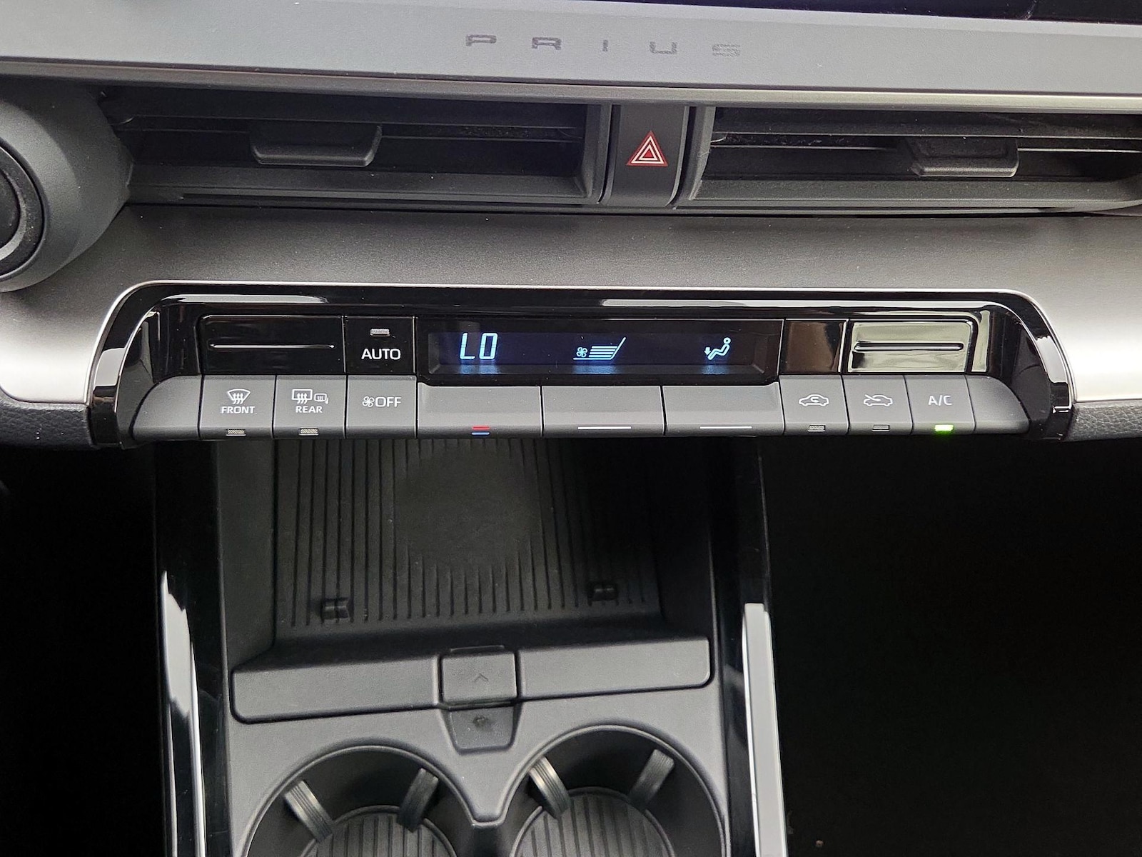 2025 Toyota Prius LE - Photo 18