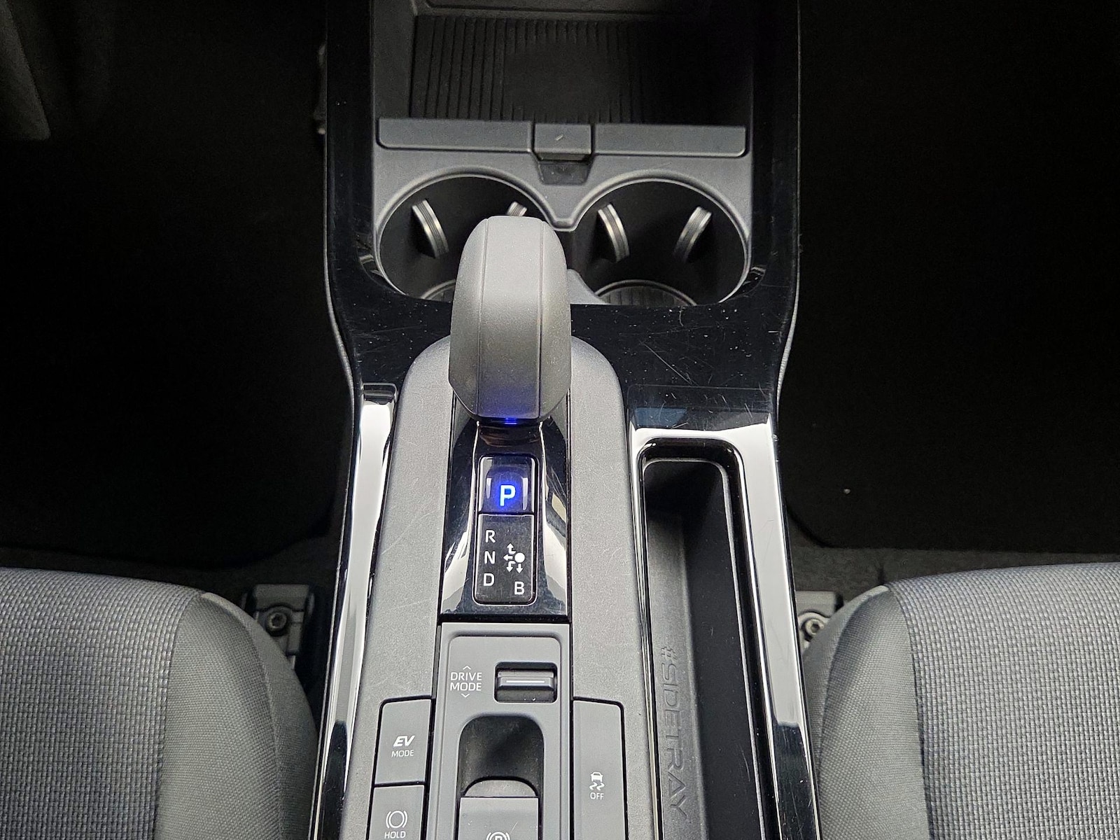 2025 Toyota Prius LE - Photo 19