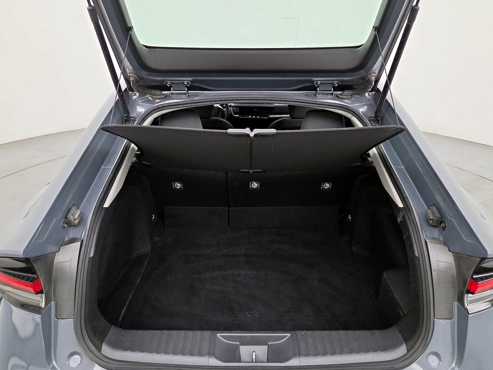 2025 Toyota Prius LE - Photo 22