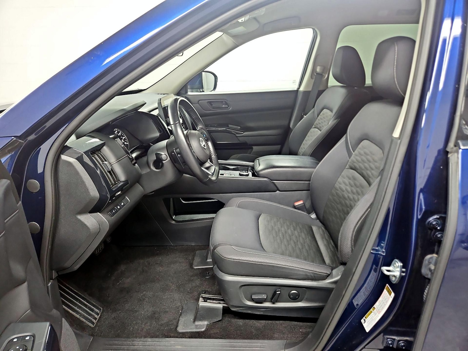 2025 Nissan Pathfinder SV - Photo 12