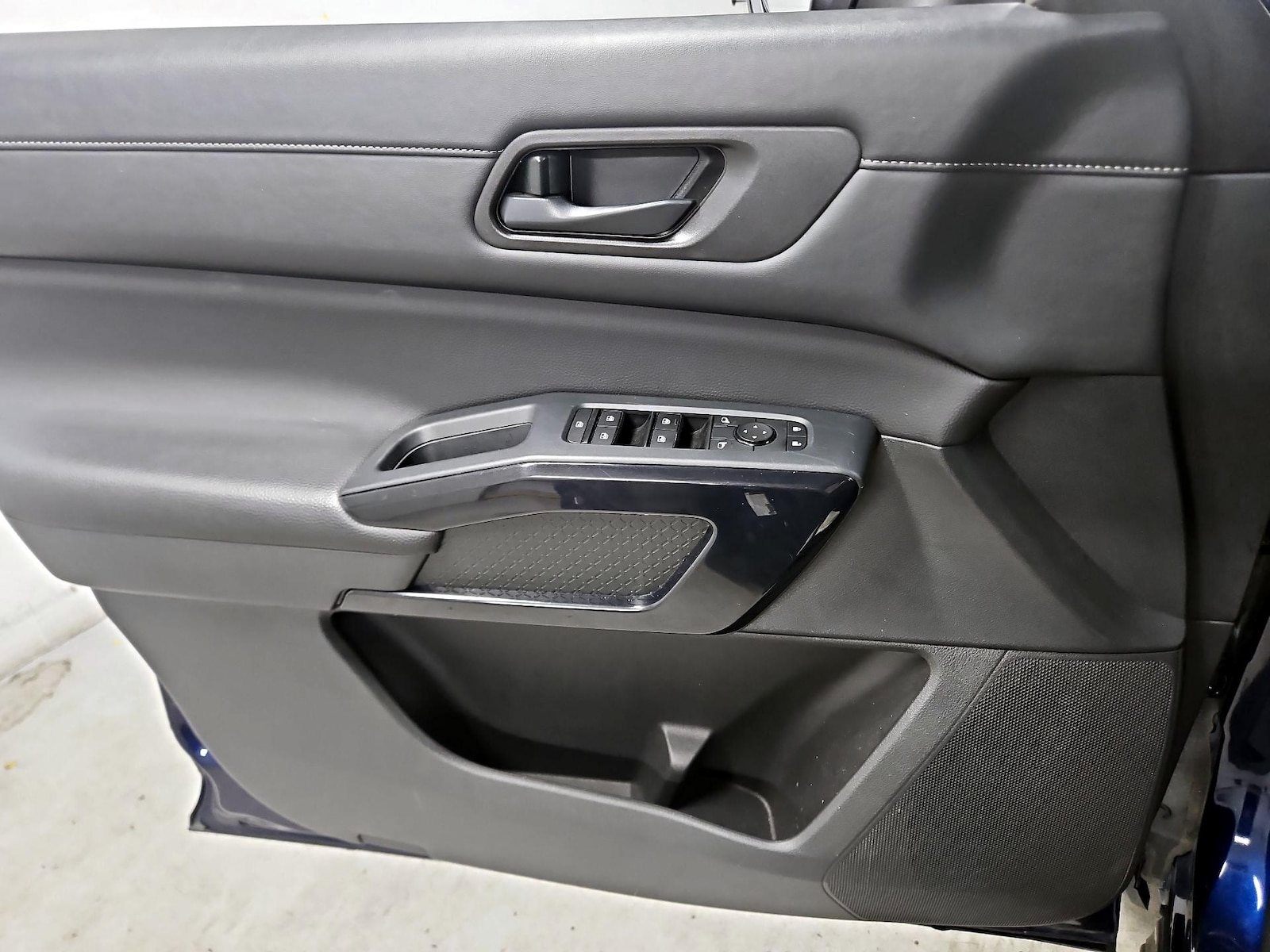 2025 Nissan Pathfinder SV - Photo 13