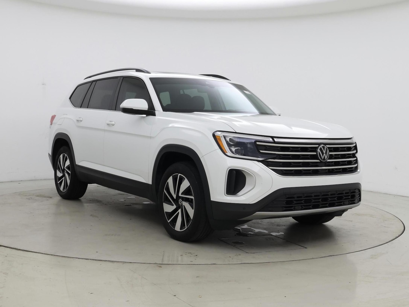 2024 Volkswagen Atlas SE w/Tech - Photo 2