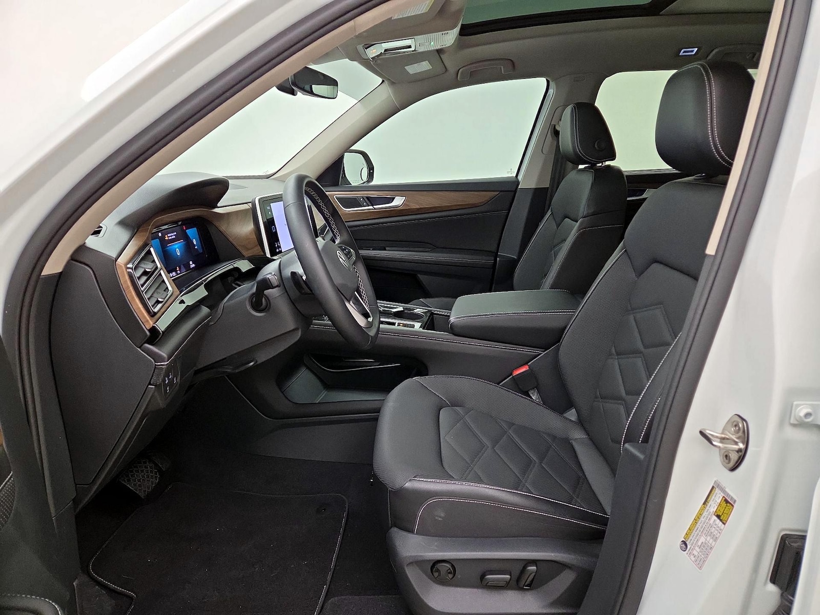 2024 Volkswagen Atlas SE w/Tech - Photo 12