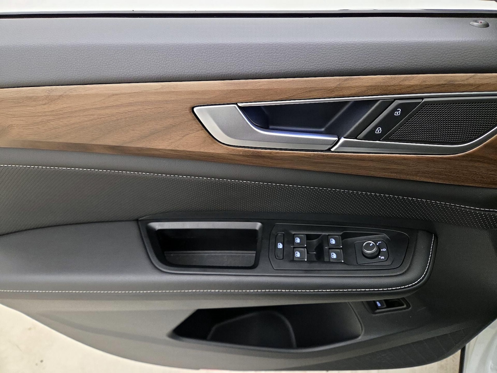 2024 Volkswagen Atlas SE w/Tech - Photo 13