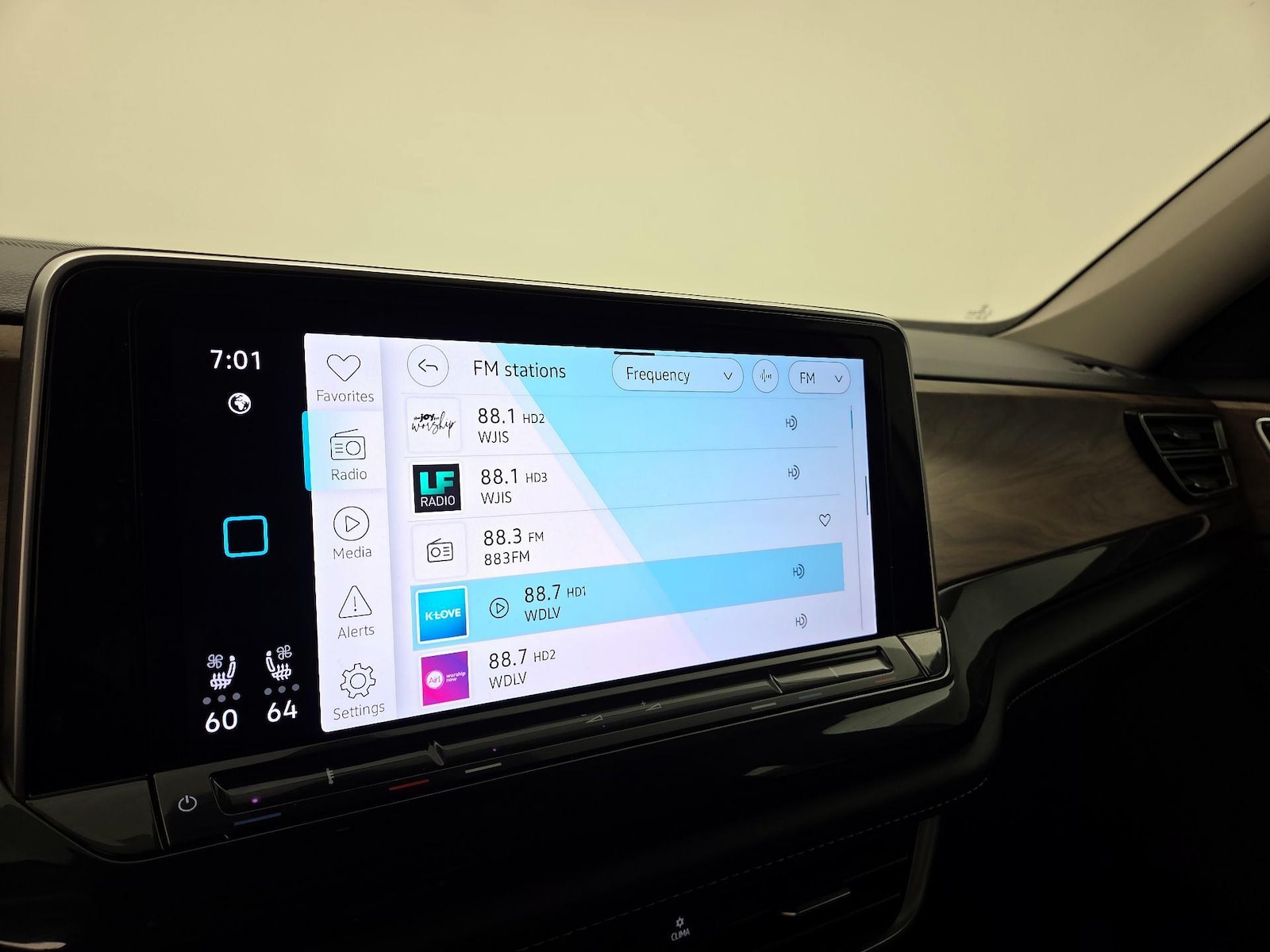 2024 Volkswagen Atlas SE w/Tech - Photo 16