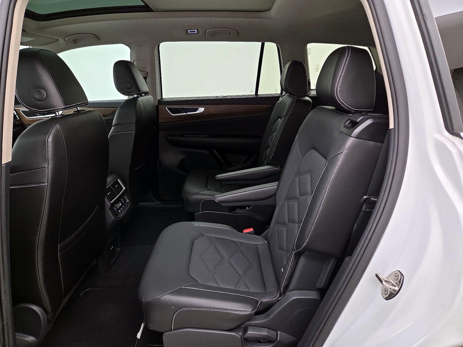 2024 Volkswagen Atlas SE w/Tech - Photo 20
