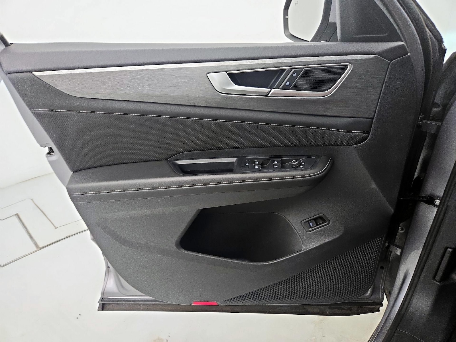 2025 Volkswagen Atlas Cross Sport SE w/Tech - Photo 13