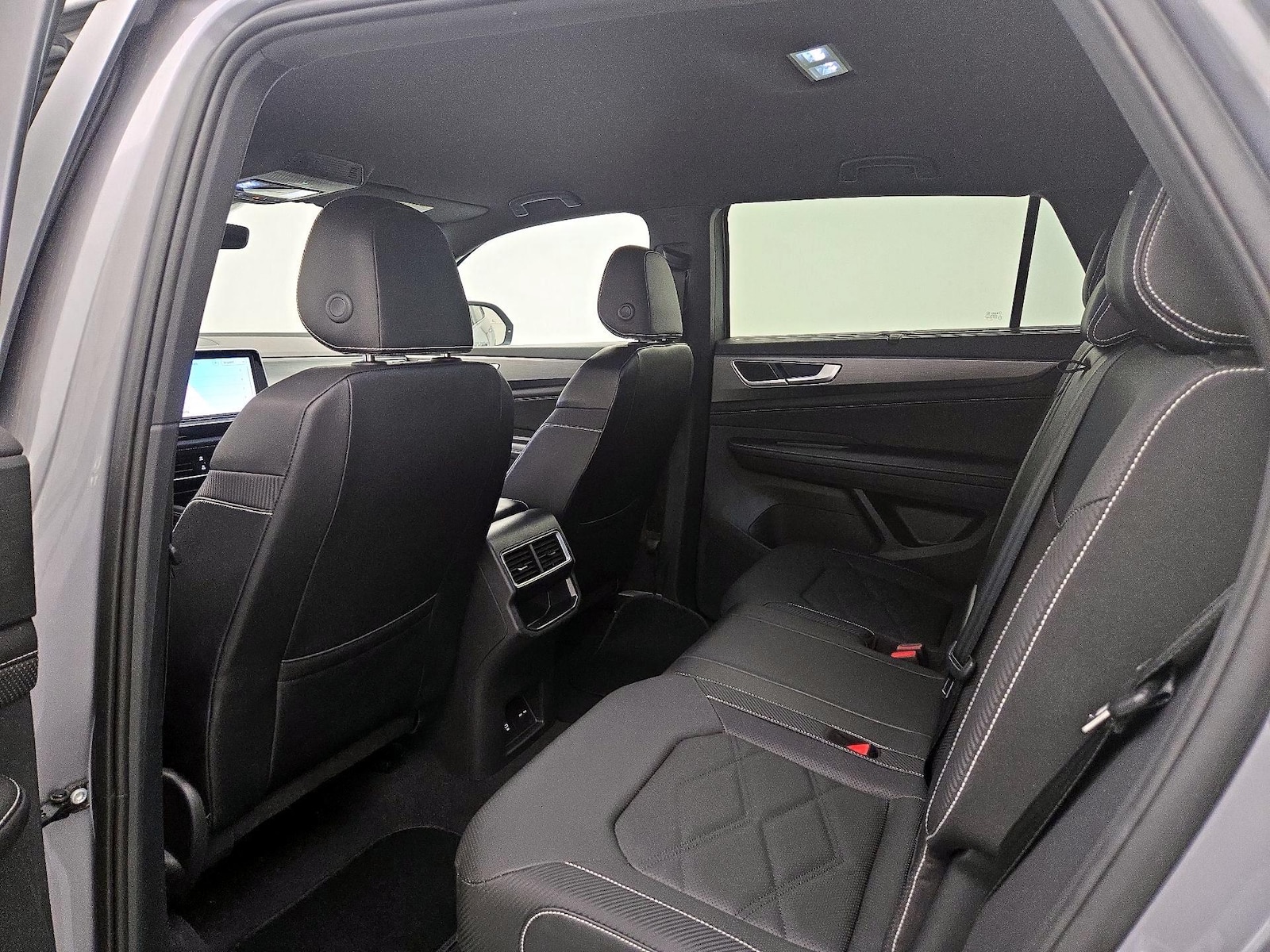 2025 Volkswagen Atlas Cross Sport SE w/Tech - Photo 20