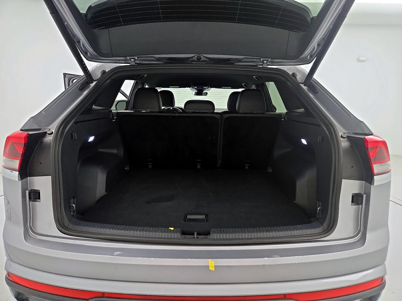 2025 Volkswagen Atlas Cross Sport SE w/Tech - Photo 21