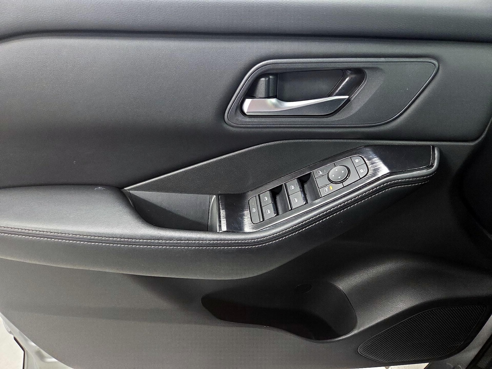 2025 Nissan Rogue SV - Photo 13