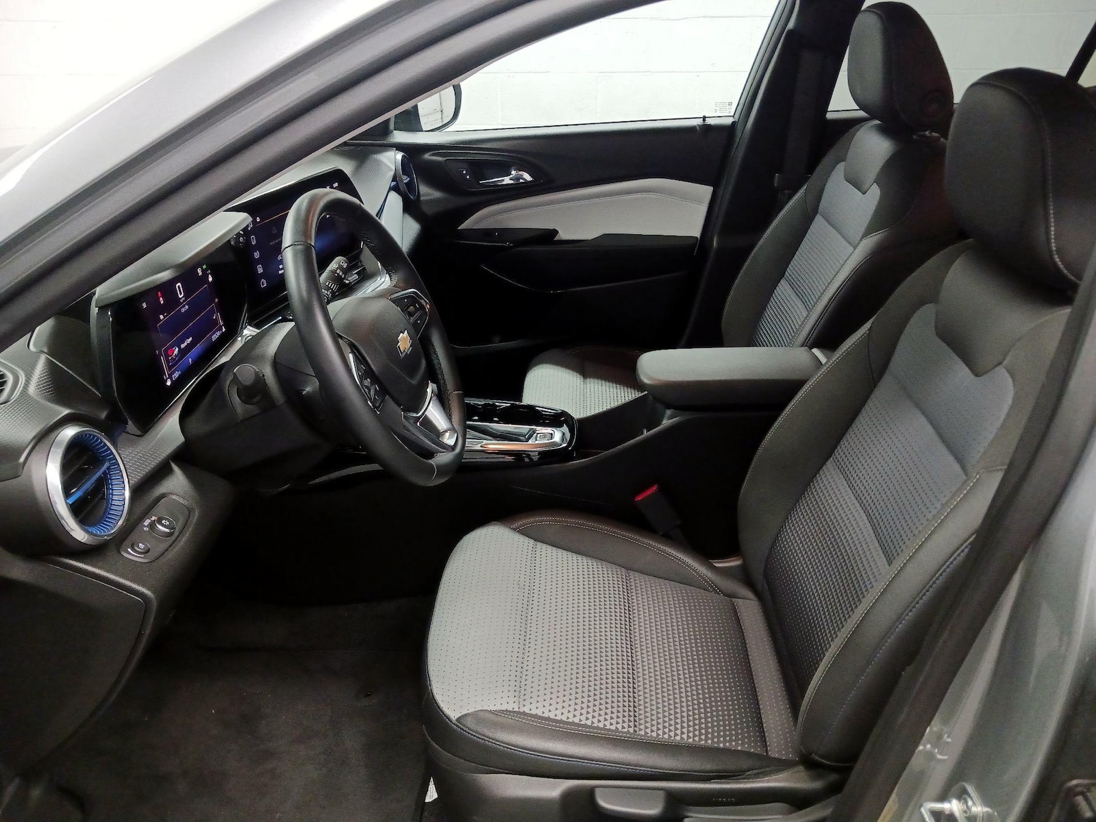 2025 Chevrolet Trax LT - Photo 12