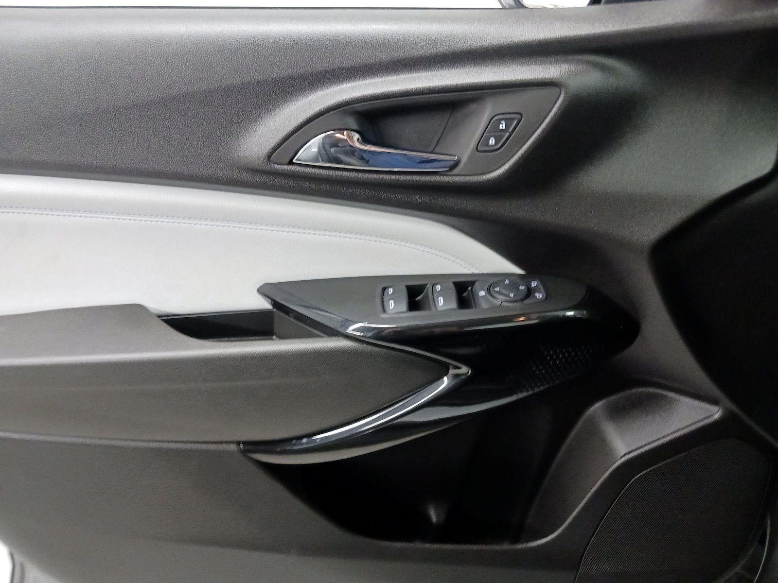 2025 Chevrolet Trax LT - Photo 13