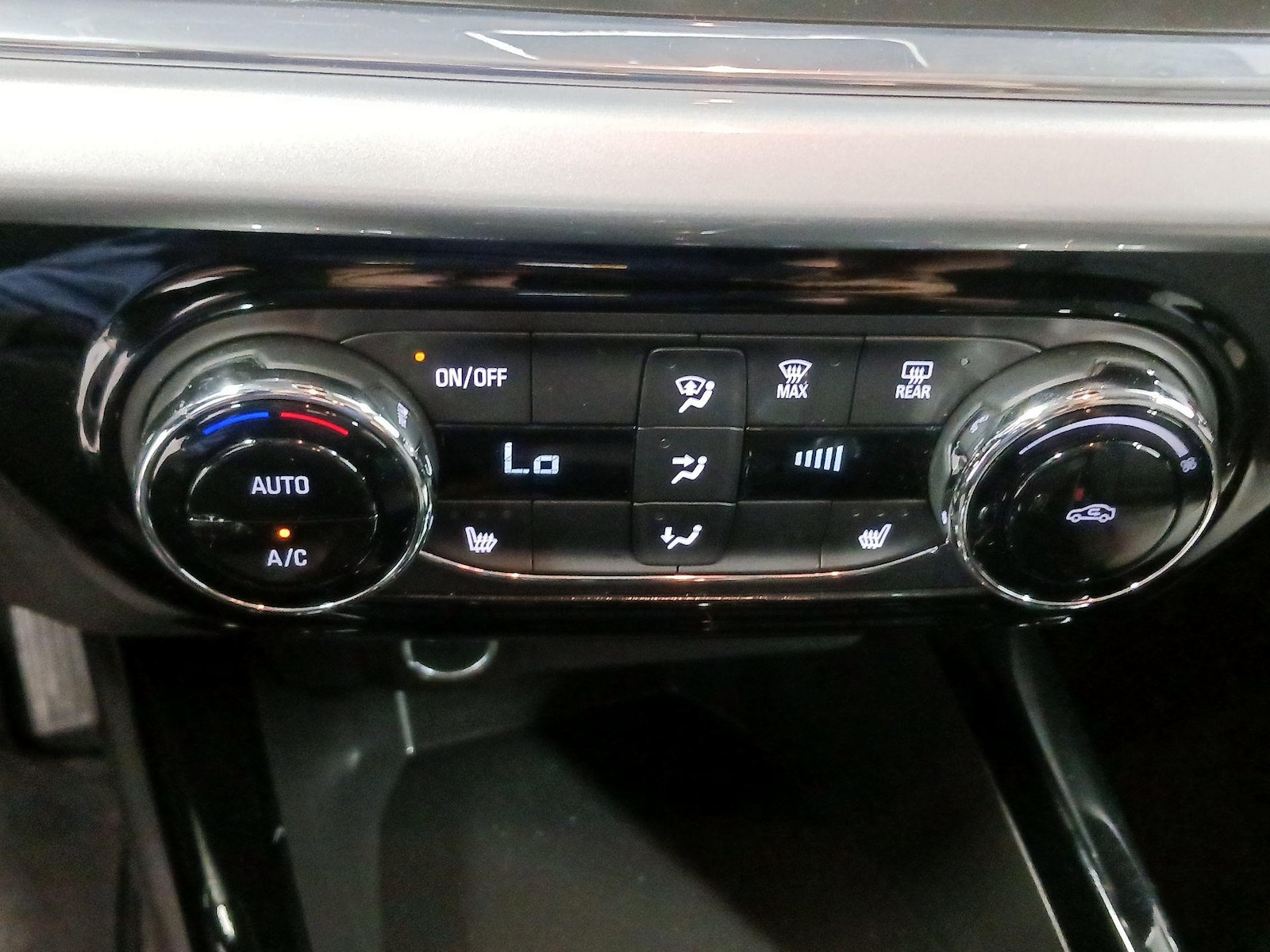 2025 Chevrolet Trax LT - Photo 17