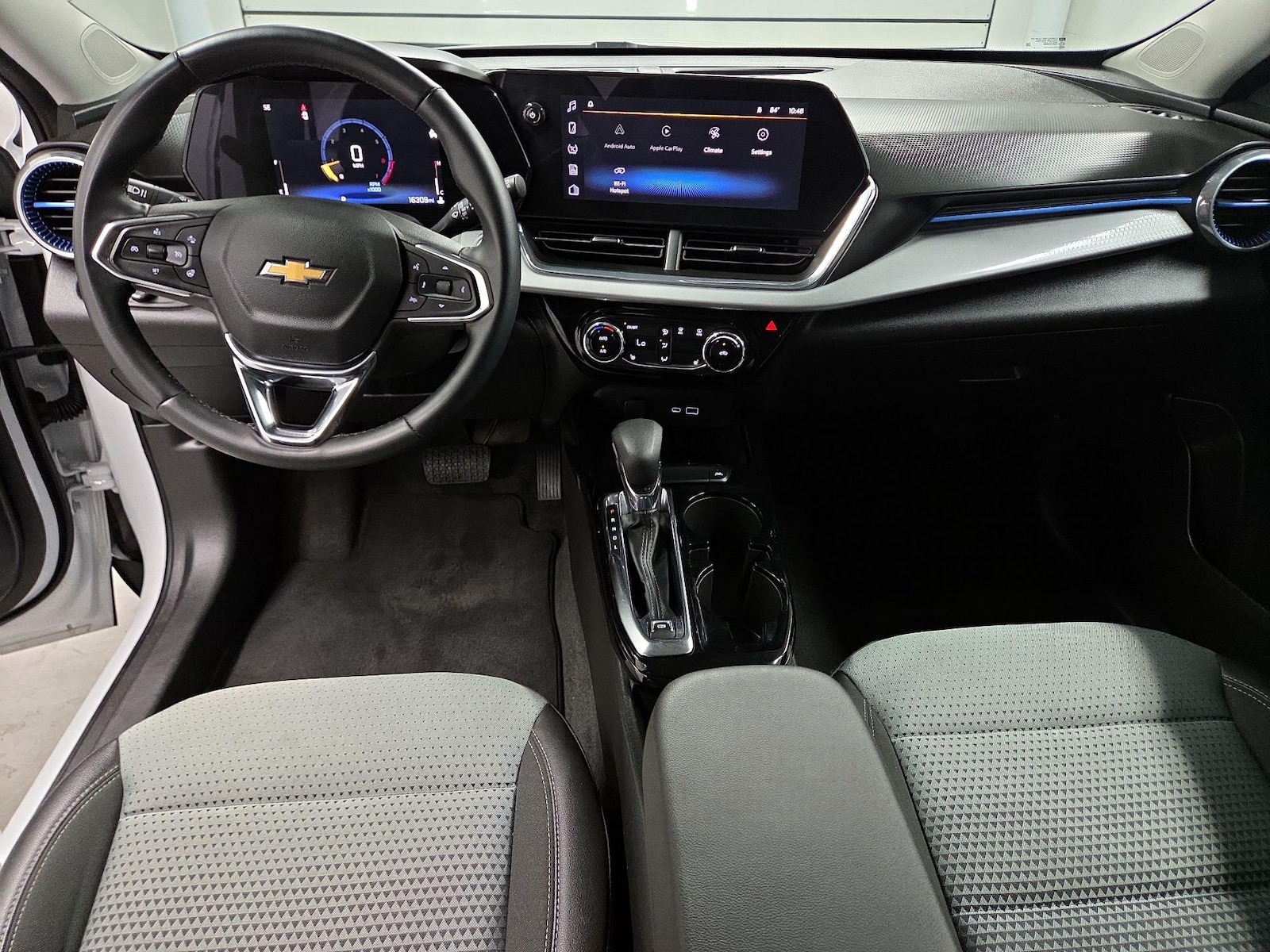 2025 Chevrolet Trax LT - Photo 10