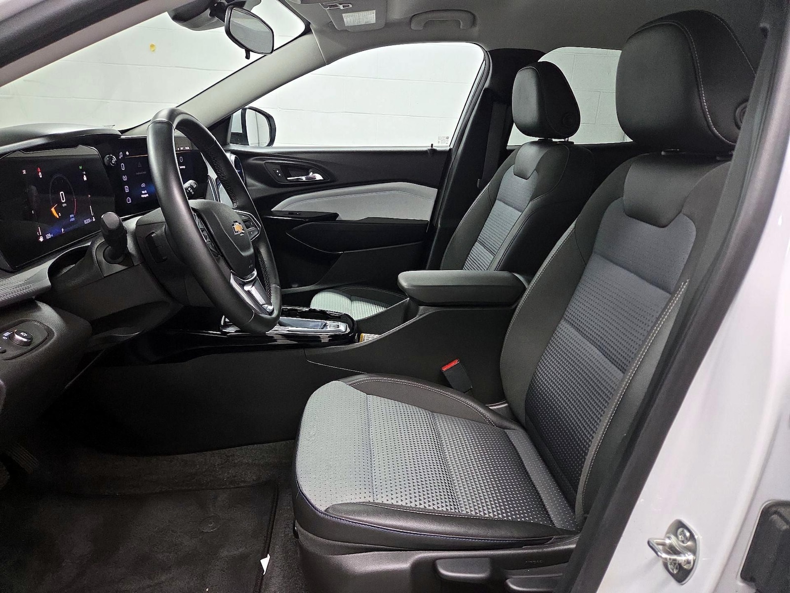 2025 Chevrolet Trax LT - Photo 12