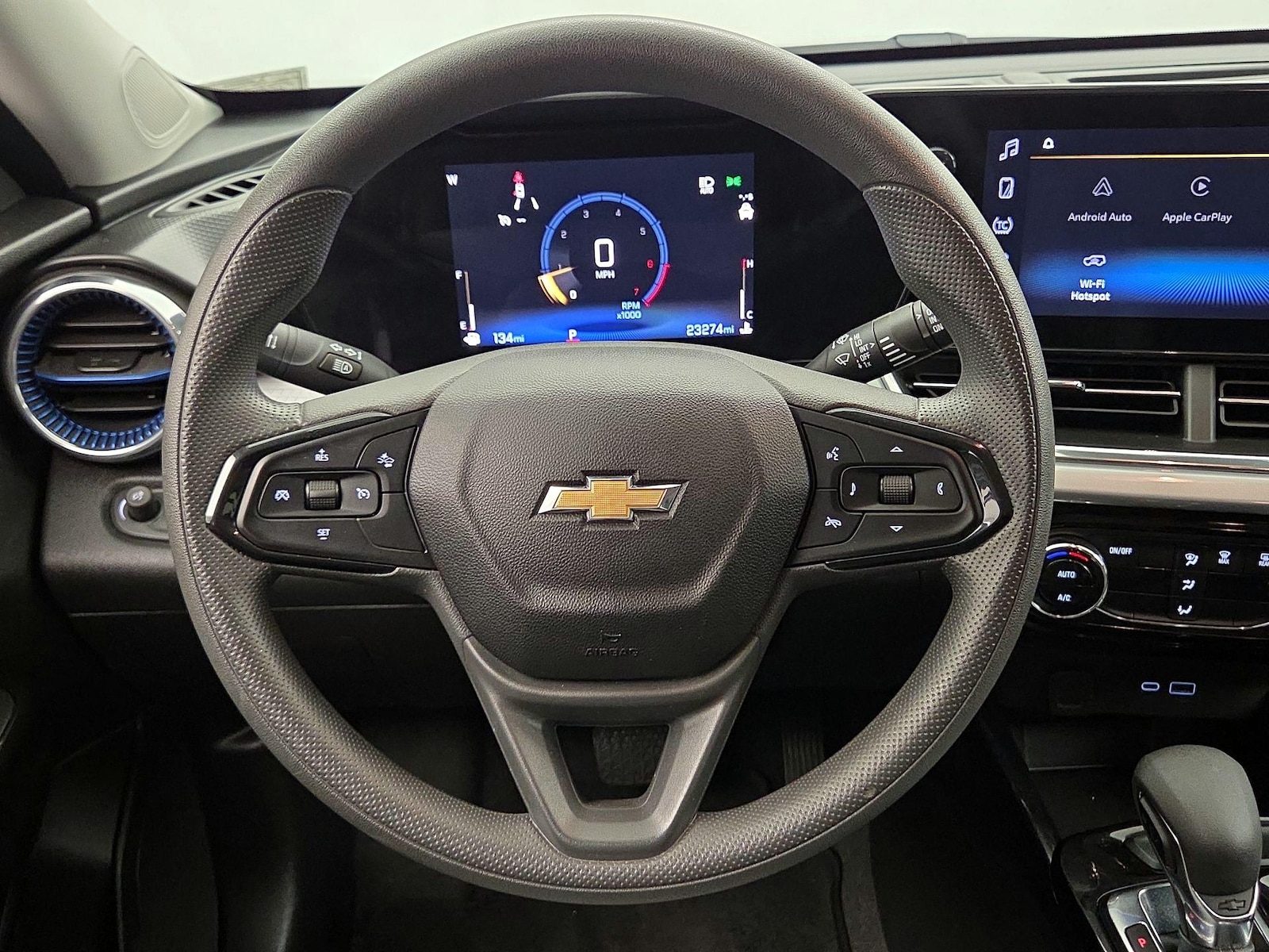 2025 Chevrolet Trax LT - Photo 10