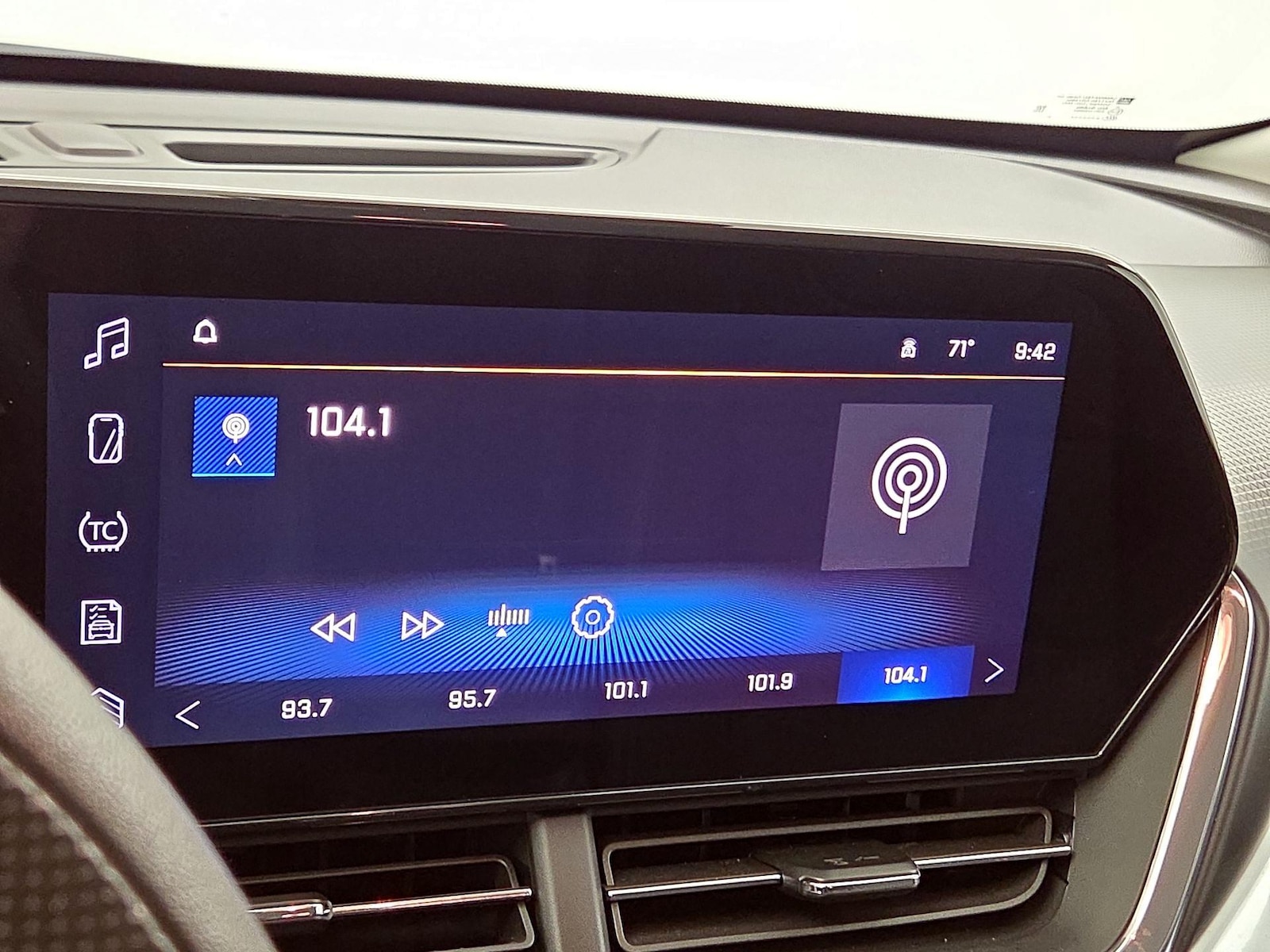 2025 Chevrolet Trax LT - Photo 16
