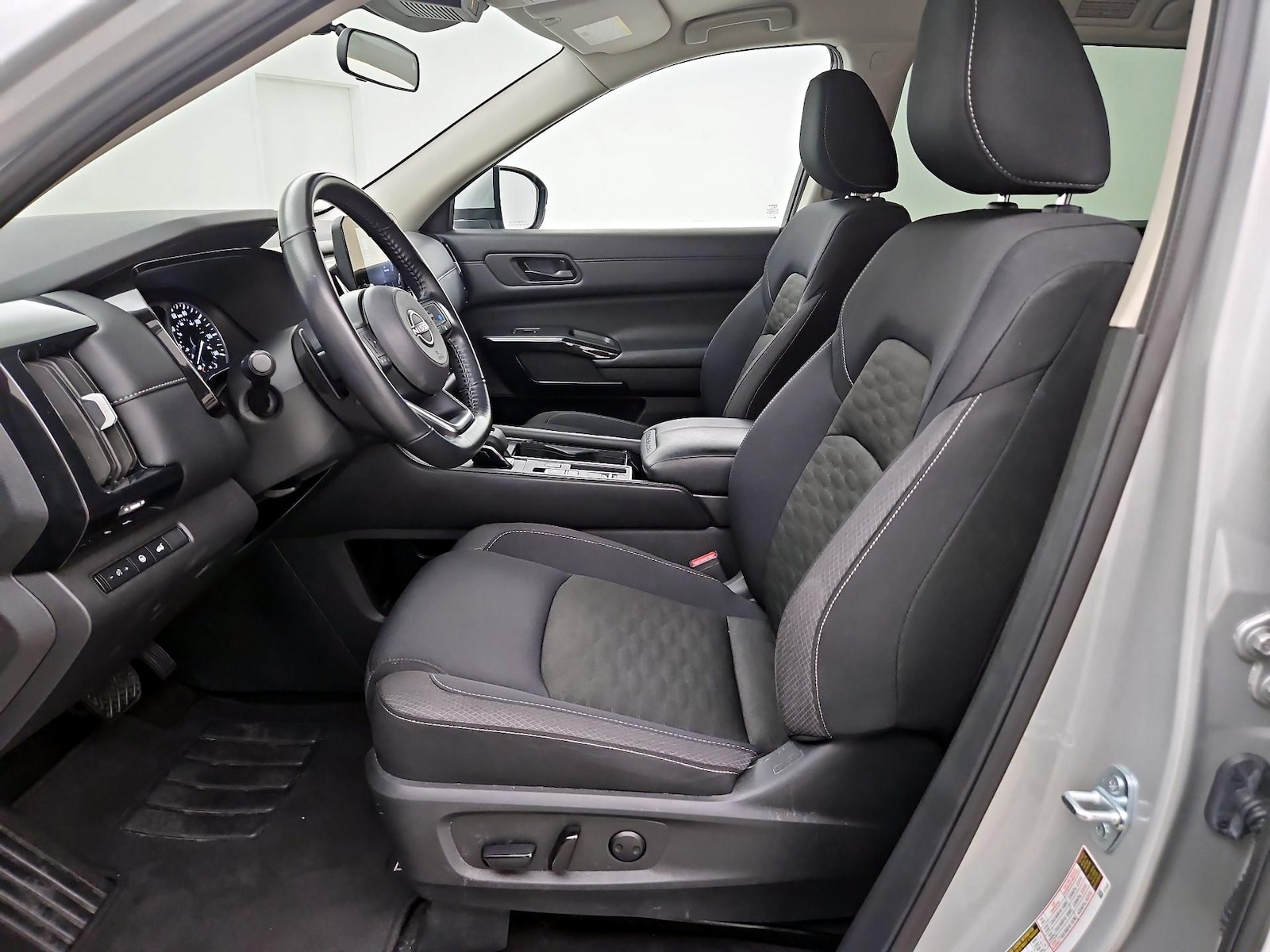 2025 Nissan Pathfinder SV - Photo 12