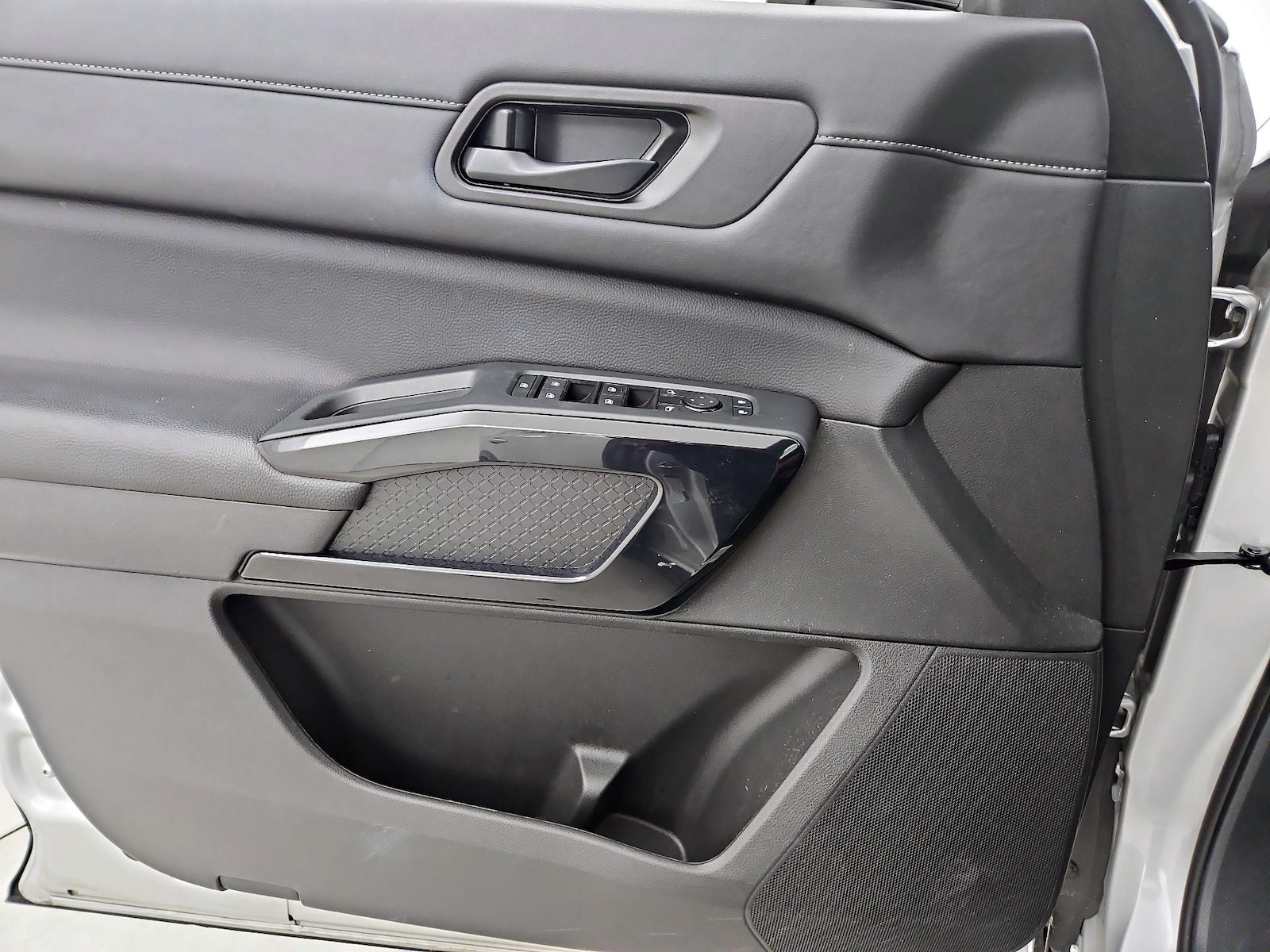 2025 Nissan Pathfinder SV - Photo 13