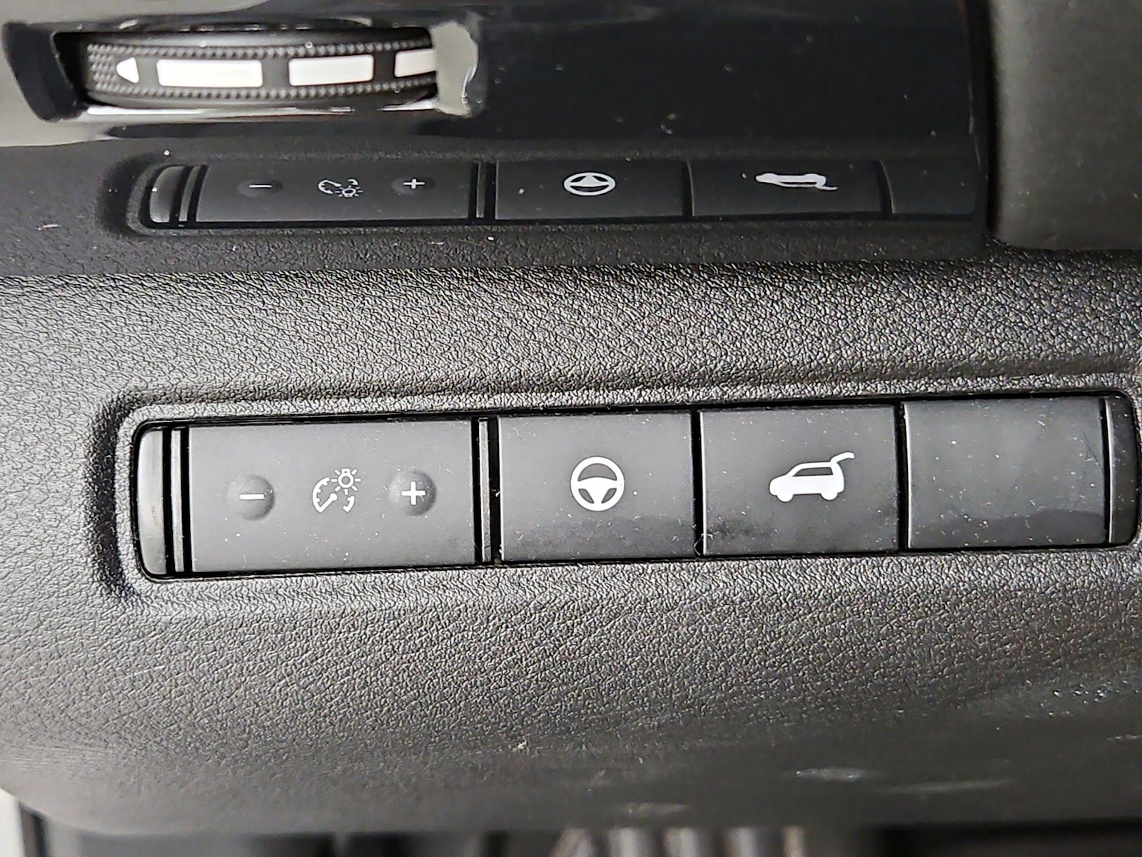 2025 Nissan Pathfinder SV - Photo 14