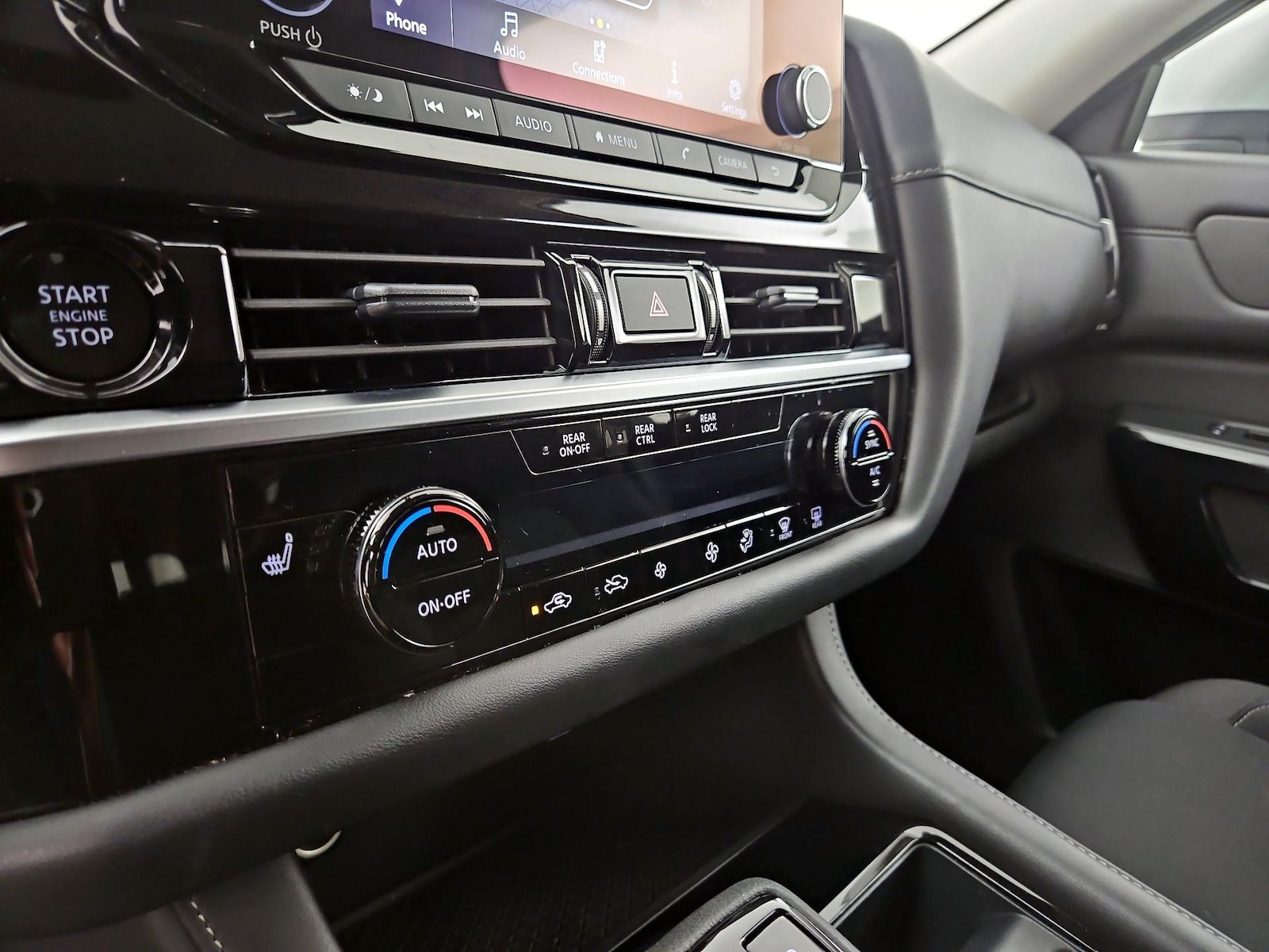 2025 Nissan Pathfinder SV - Photo 17