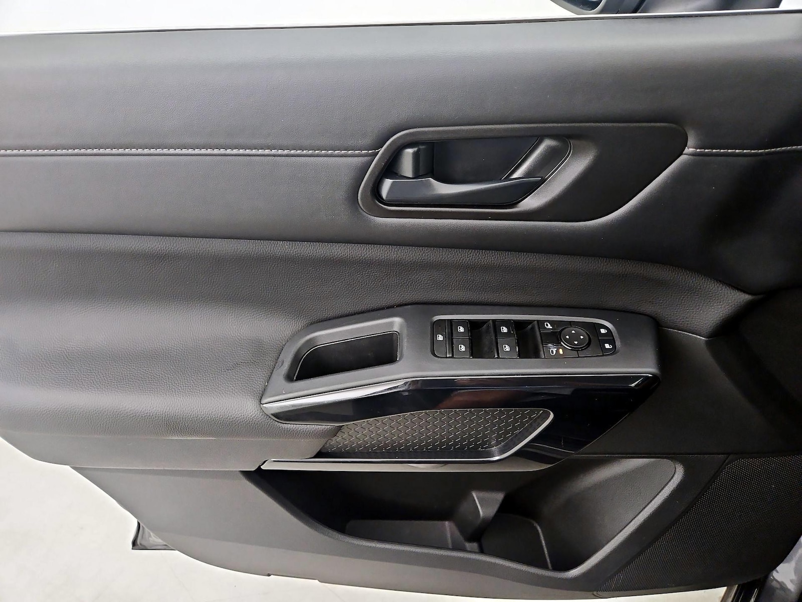 2025 Nissan Pathfinder SV - Photo 13