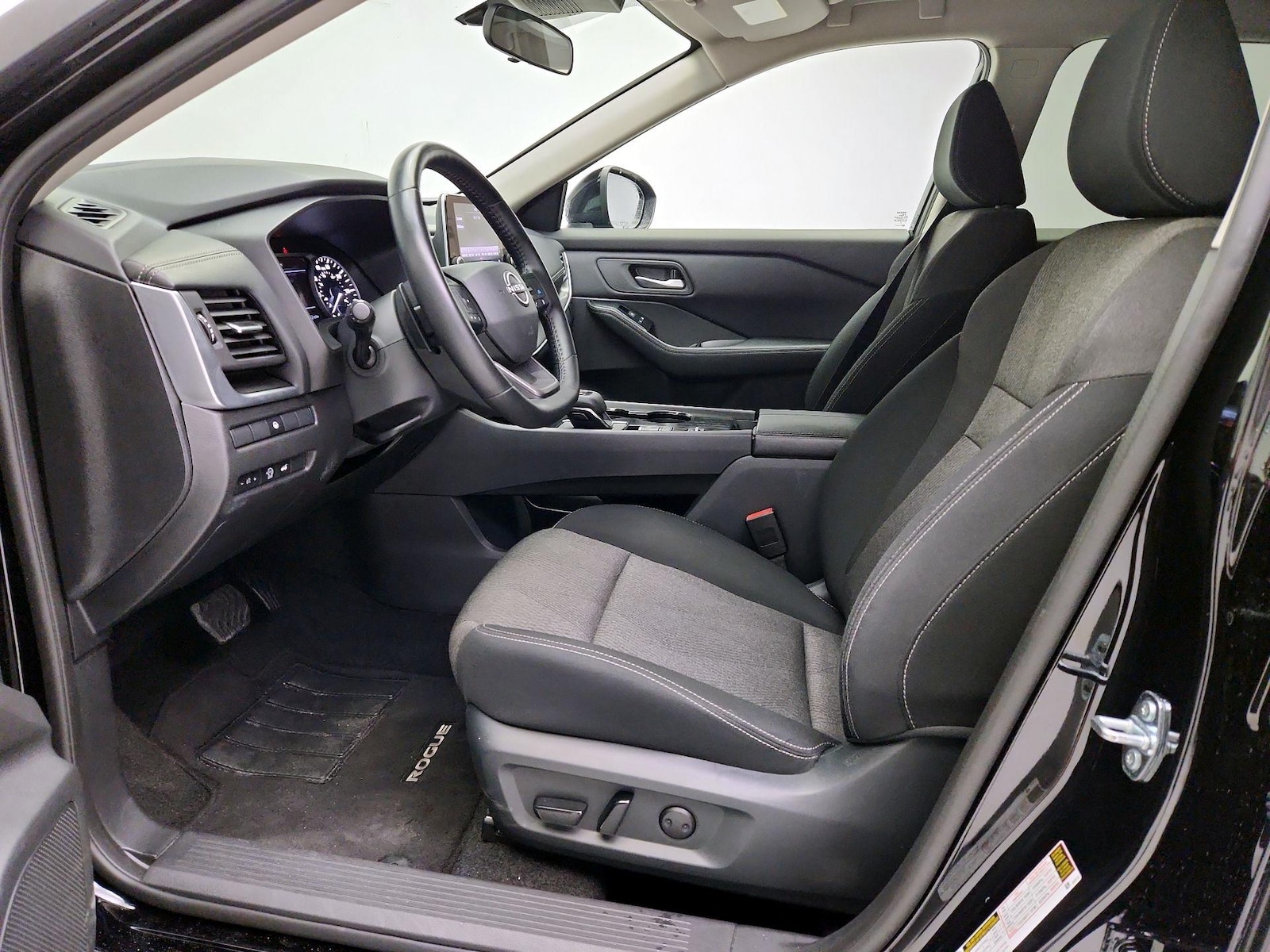 2025 Nissan Rogue SV - Photo 12