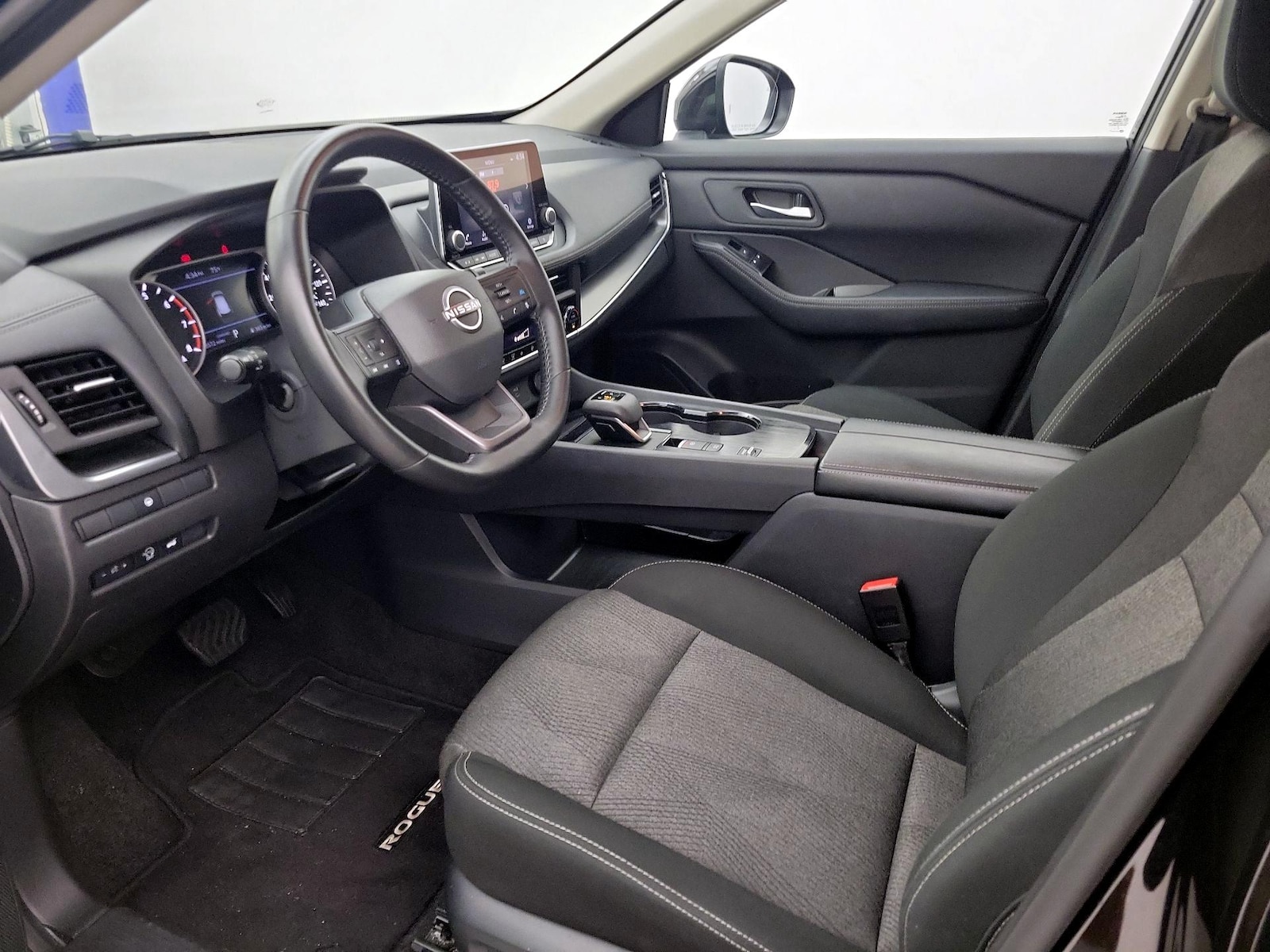 2025 Nissan Rogue SV - Photo 12