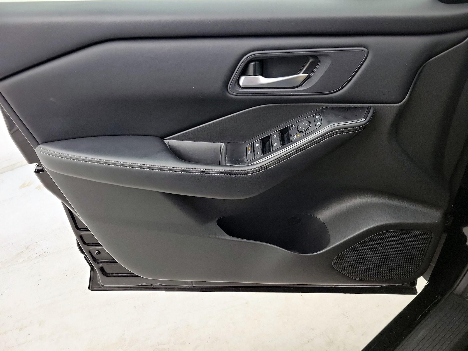 2025 Nissan Rogue SV - Photo 13