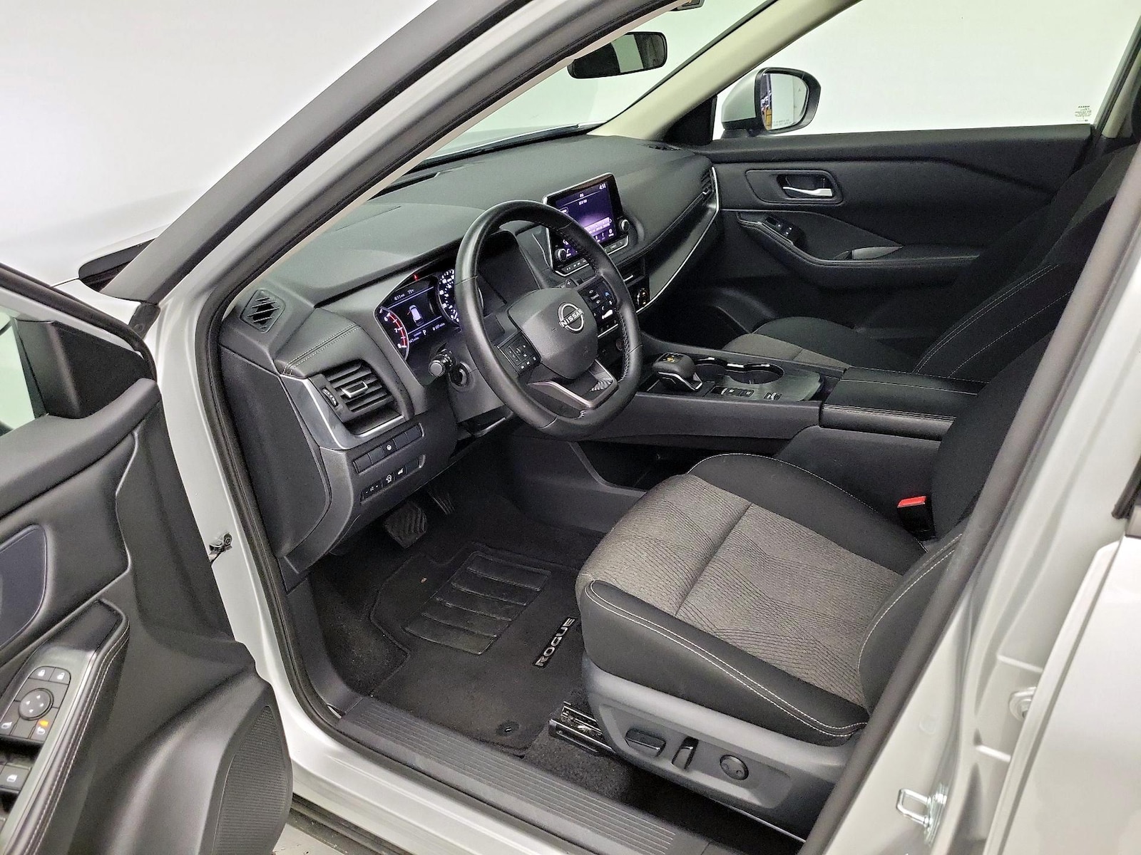 2025 Nissan Rogue SV - Photo 12