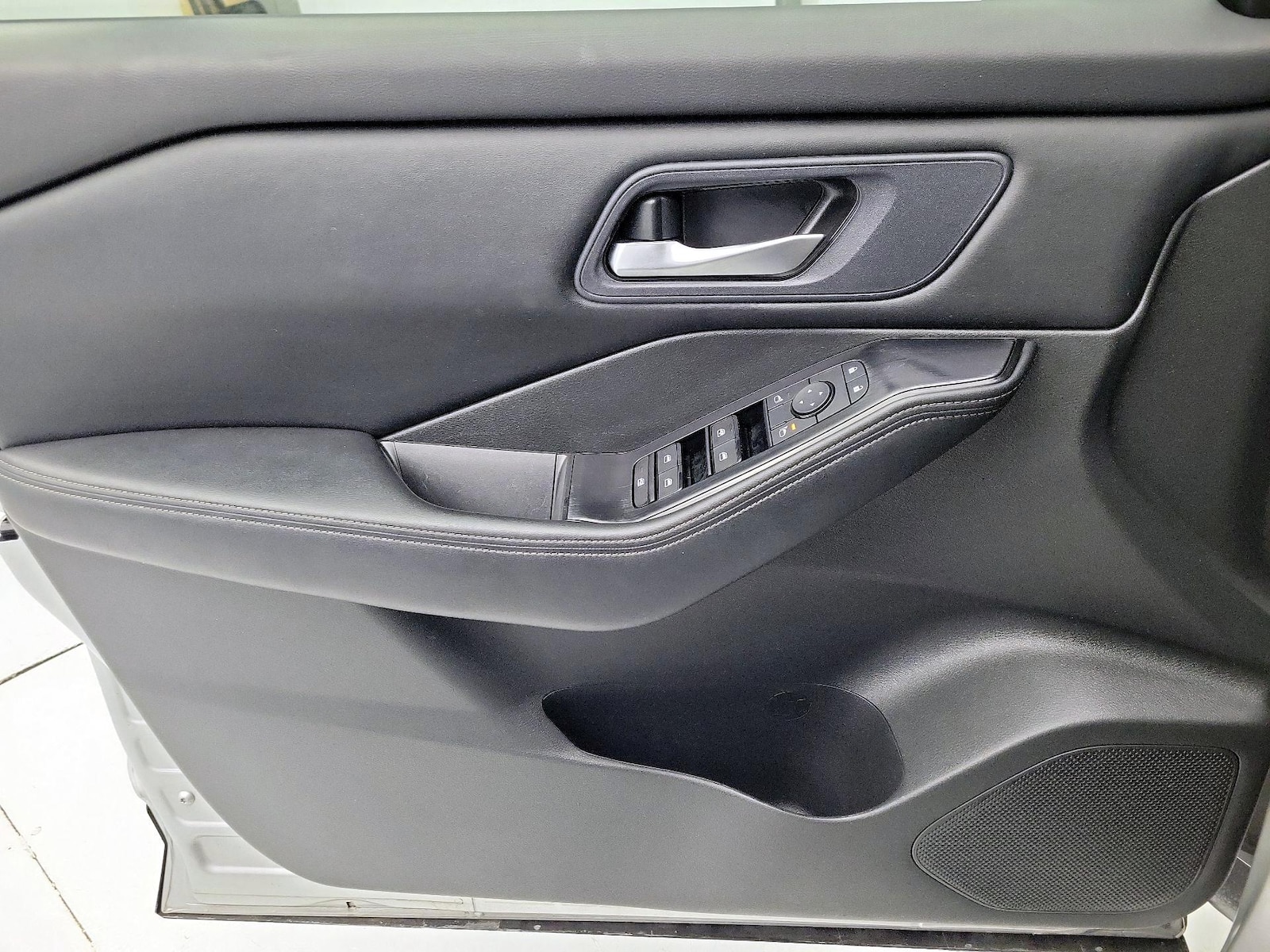 2025 Nissan Rogue SV - Photo 13