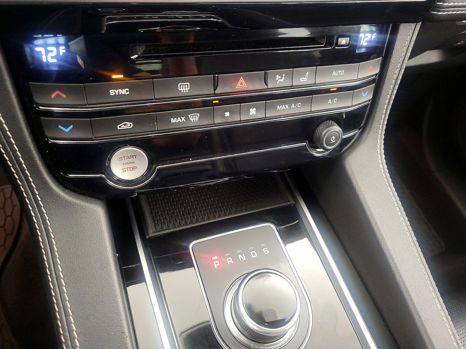 2018 Jaguar F-PACE R-Sport - Photo 17