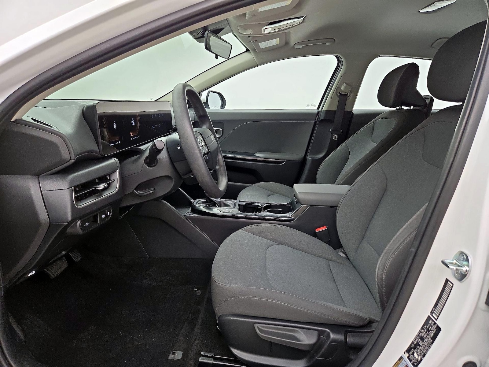 2025 Kia K4 LXS - Photo 12