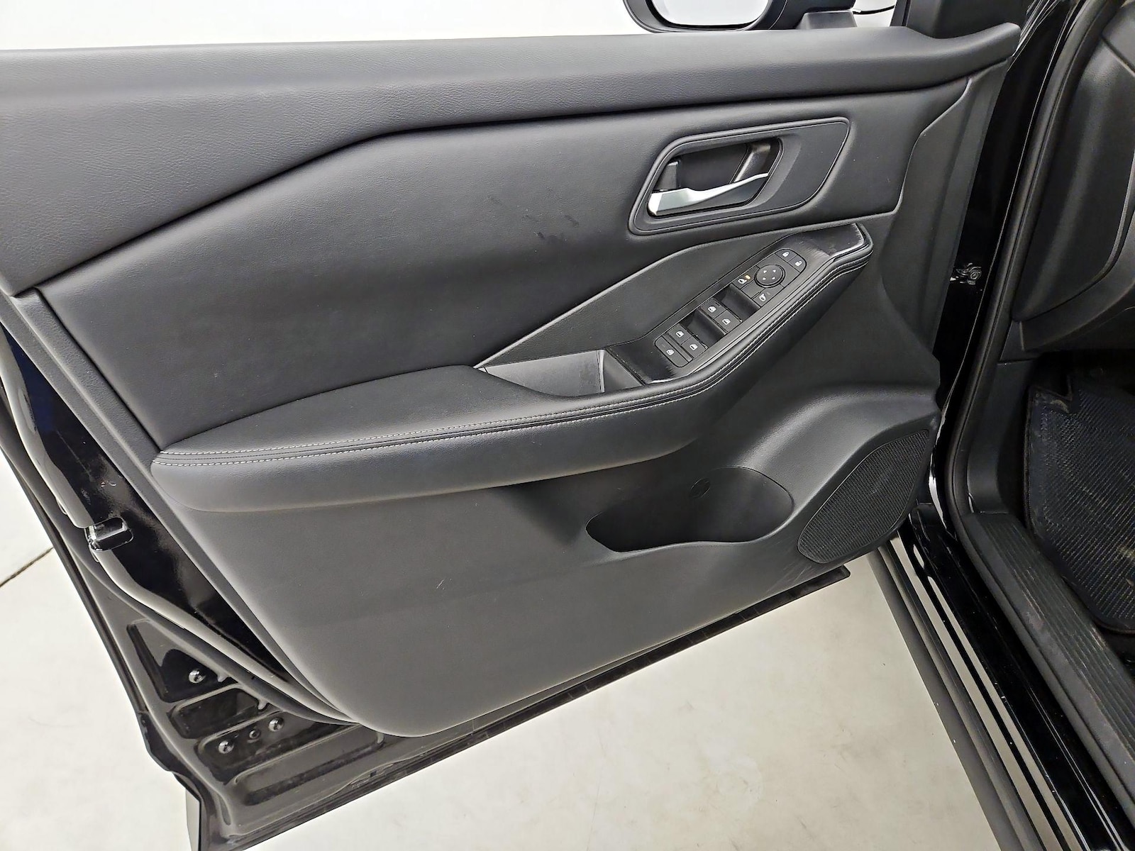 2025 Nissan Rogue SV - Photo 13