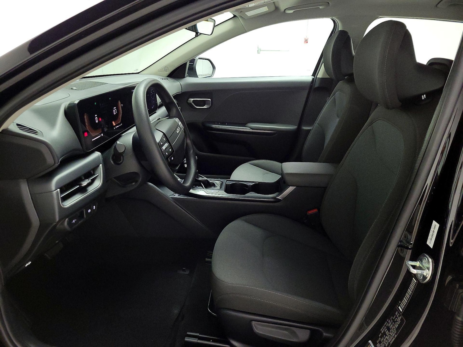 2025 Kia K4 LXS - Photo 12