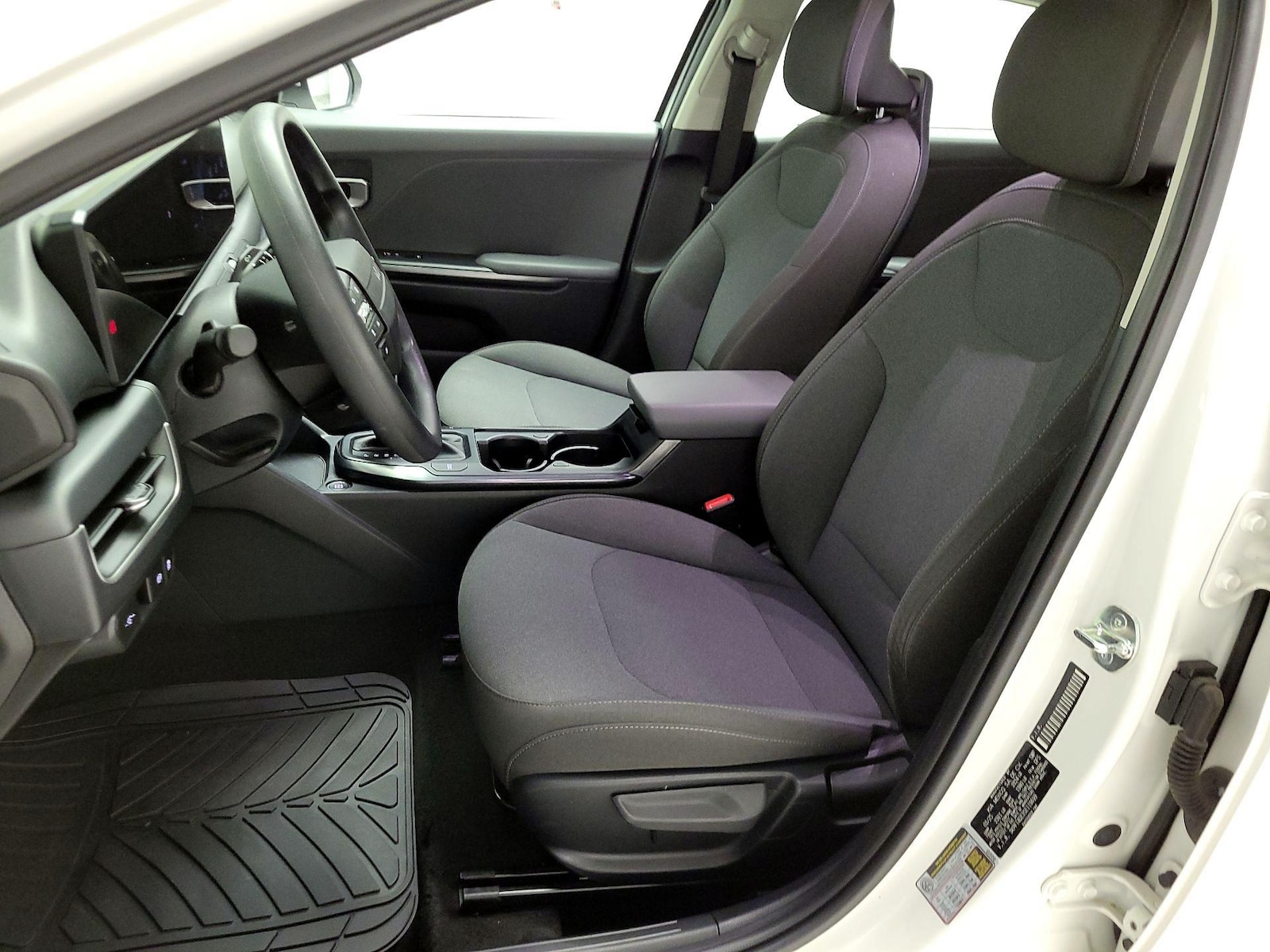 2025 Kia K4 LXS - Photo 12