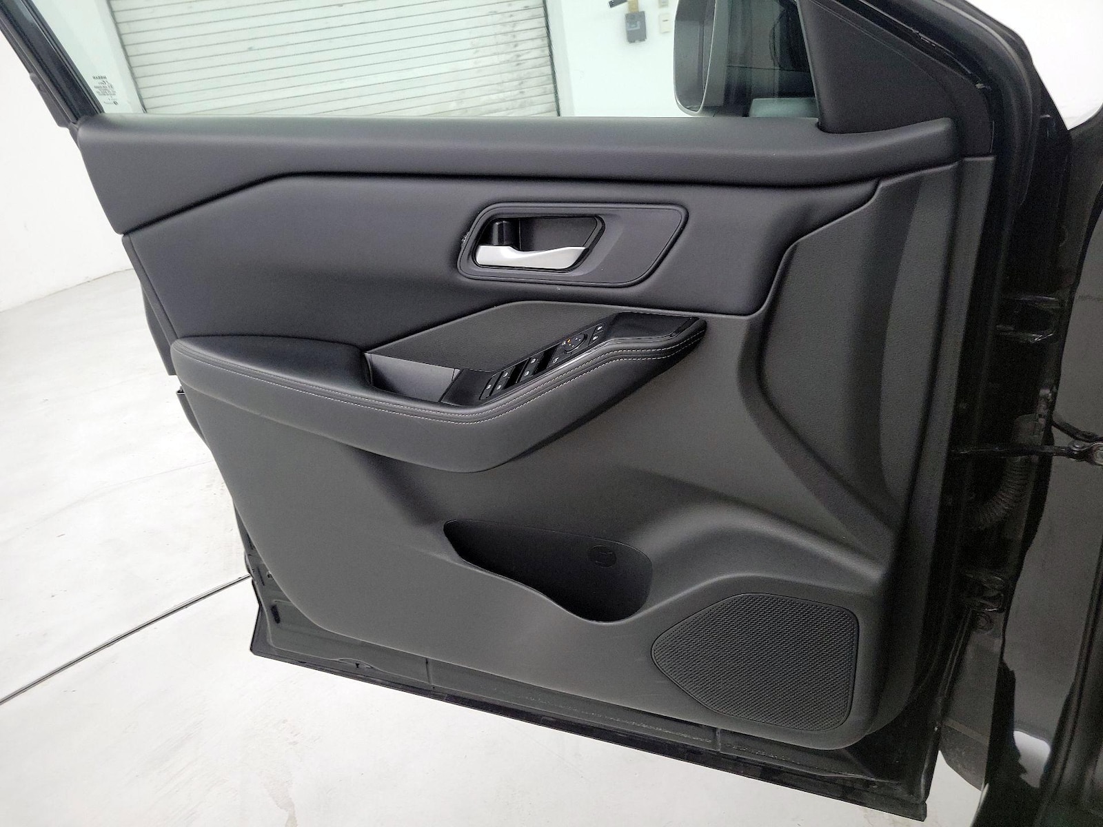 2025 Nissan Rogue SV - Photo 13