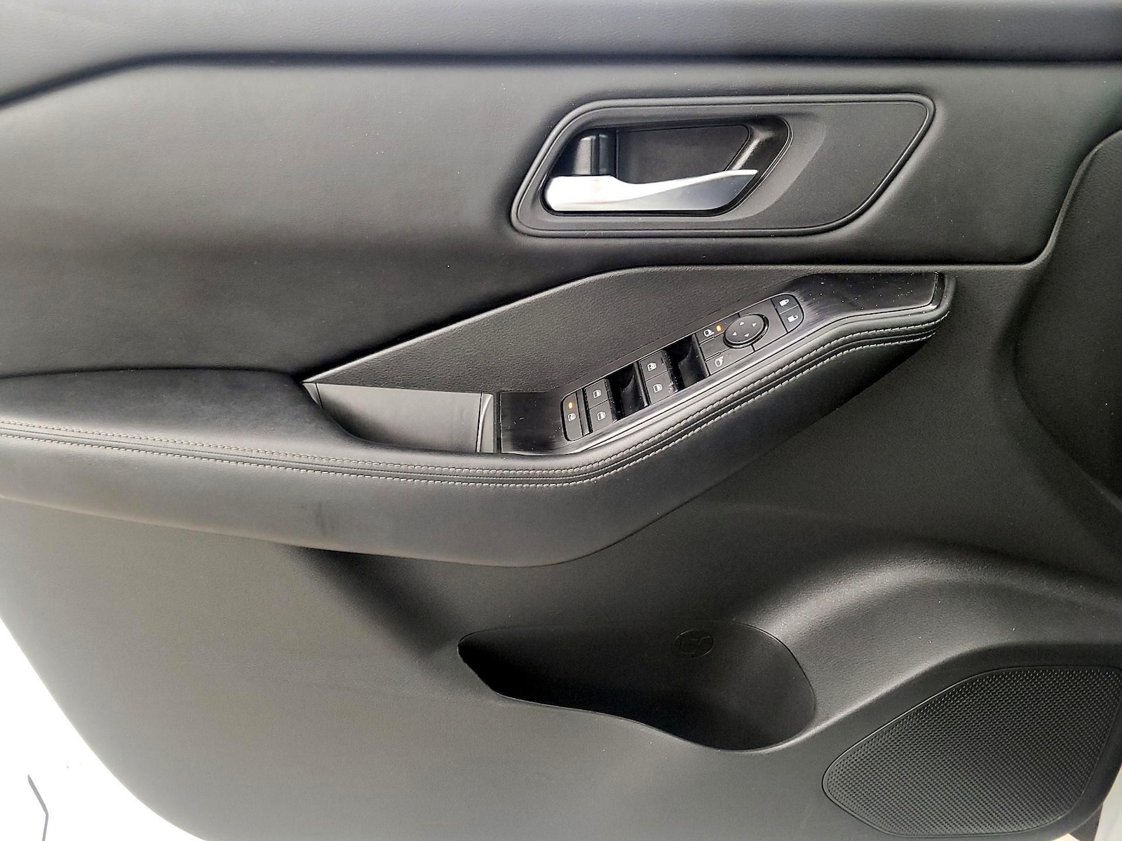 2025 Nissan Rogue SV - Photo 13