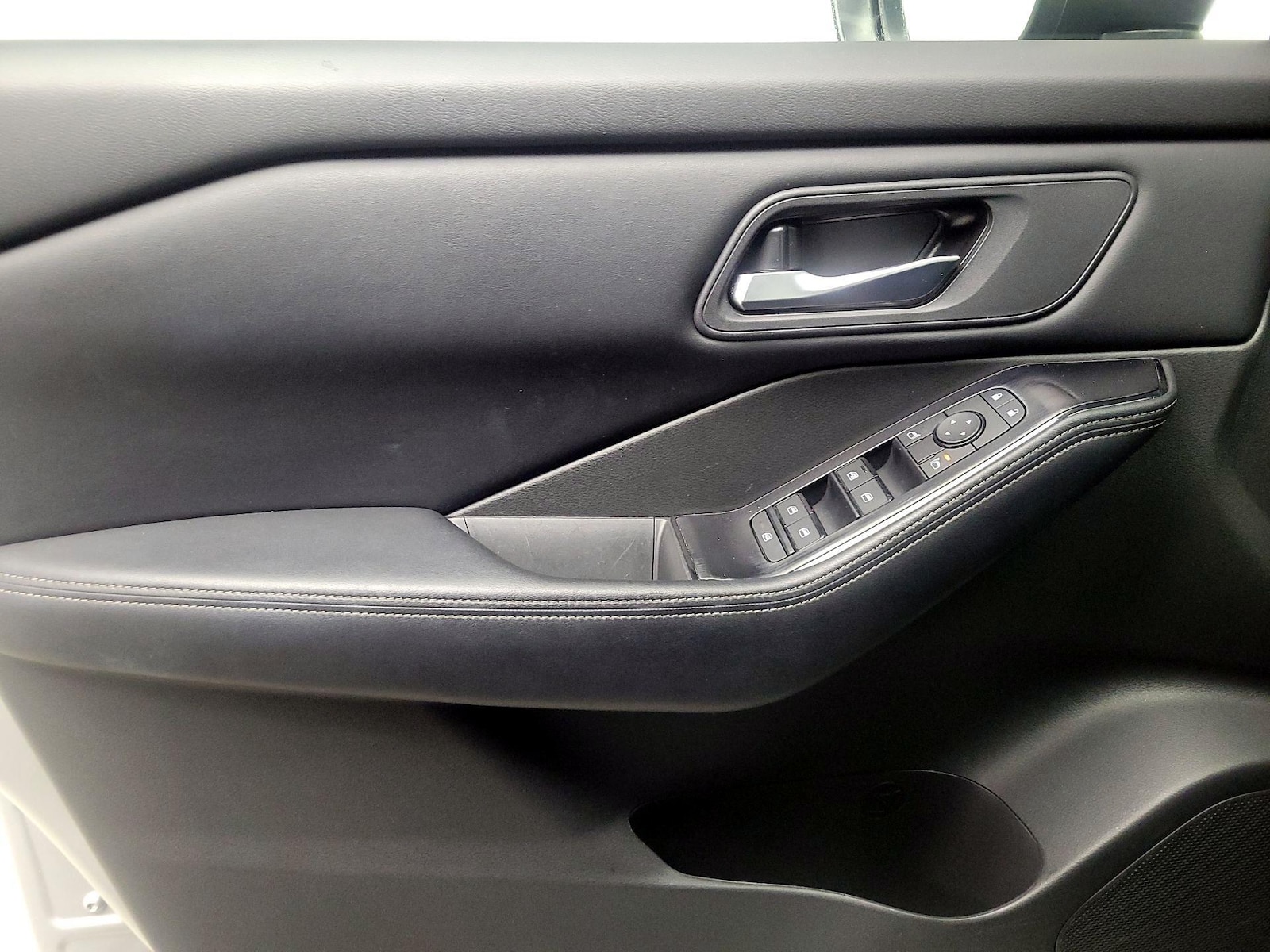 2025 Nissan Rogue SV - Photo 13