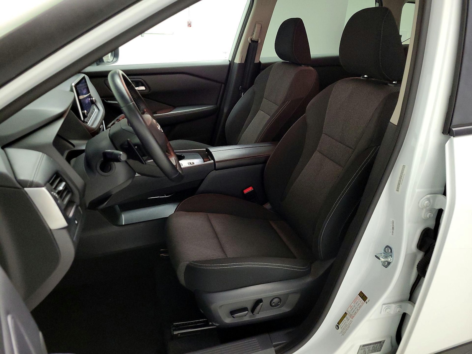 2025 Nissan Rogue SV - Photo 12