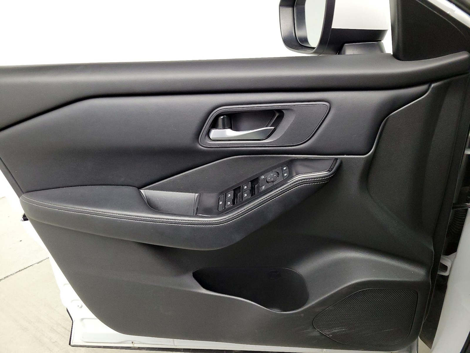 2025 Nissan Rogue SV - Photo 13