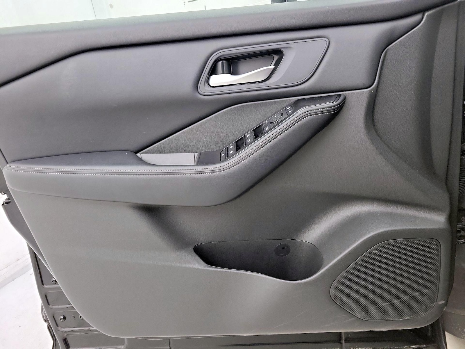 2025 Nissan Rogue SV - Photo 13