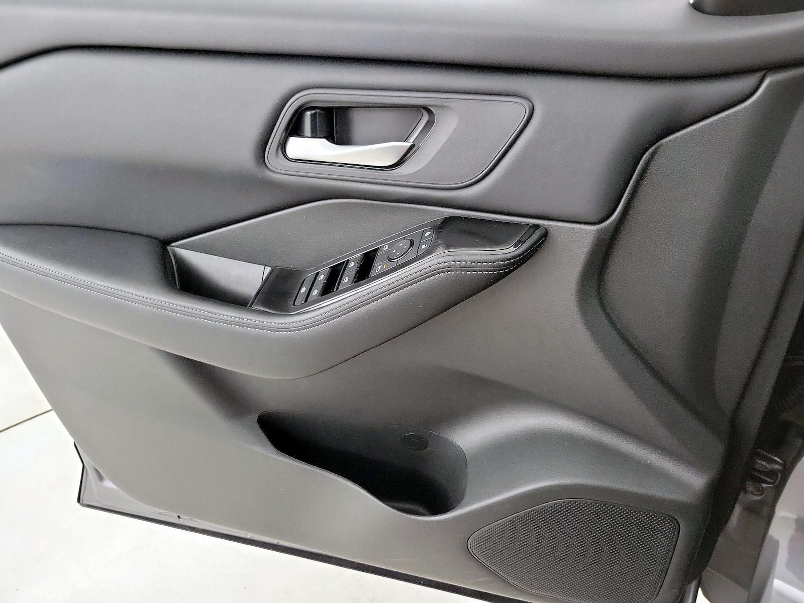 2025 Nissan Rogue SV - Photo 13