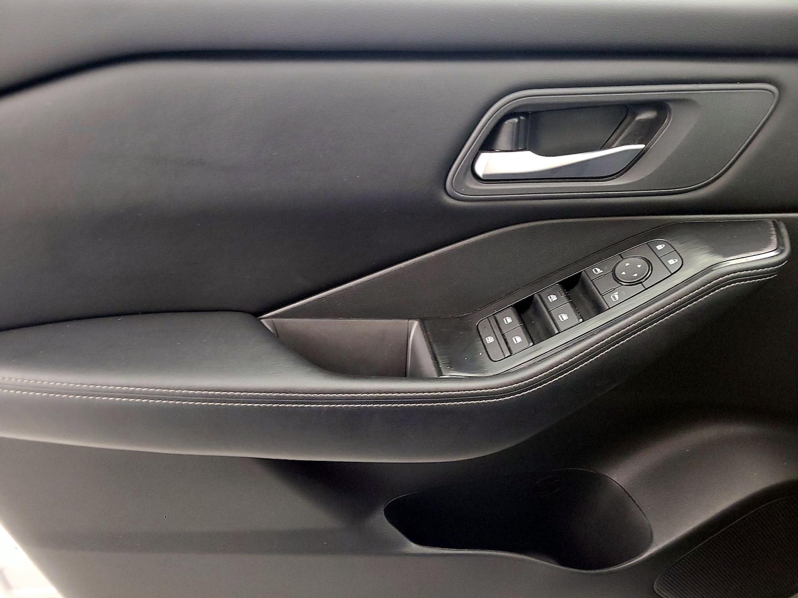 2025 Nissan Rogue SV - Photo 13
