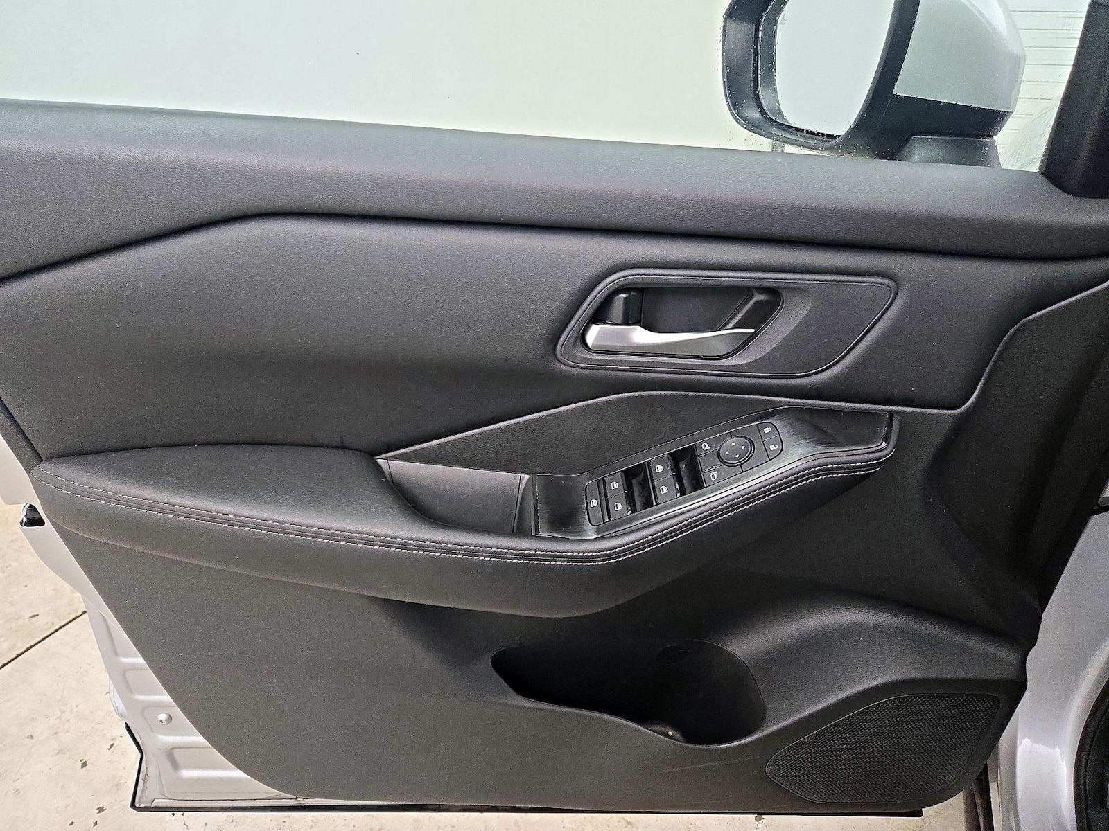 2025 Nissan Rogue SV - Photo 13