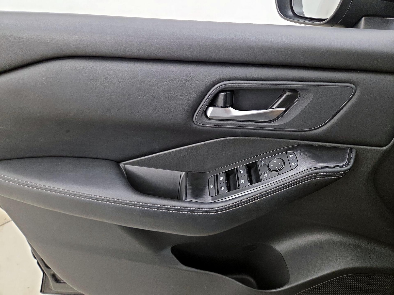 2025 Nissan Rogue SV - Photo 13